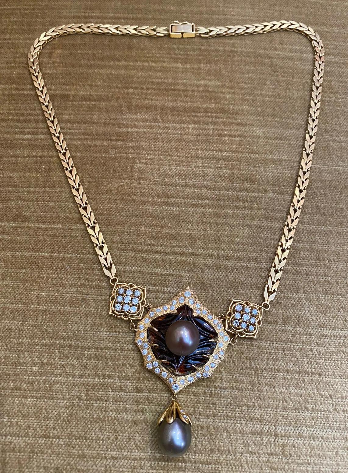 Vintage Schwarze Perlen, Turmalin und Diamant in 18k Gelbgold

Vintage Black Pearls, Turmalin und Diamant-Anhänger Halskette verfügt über 2 schwarze Zuchtperlen, geschnitzt Turmalin, und runde Diamanten im Brillantschliff in einem Anhänger in 18k