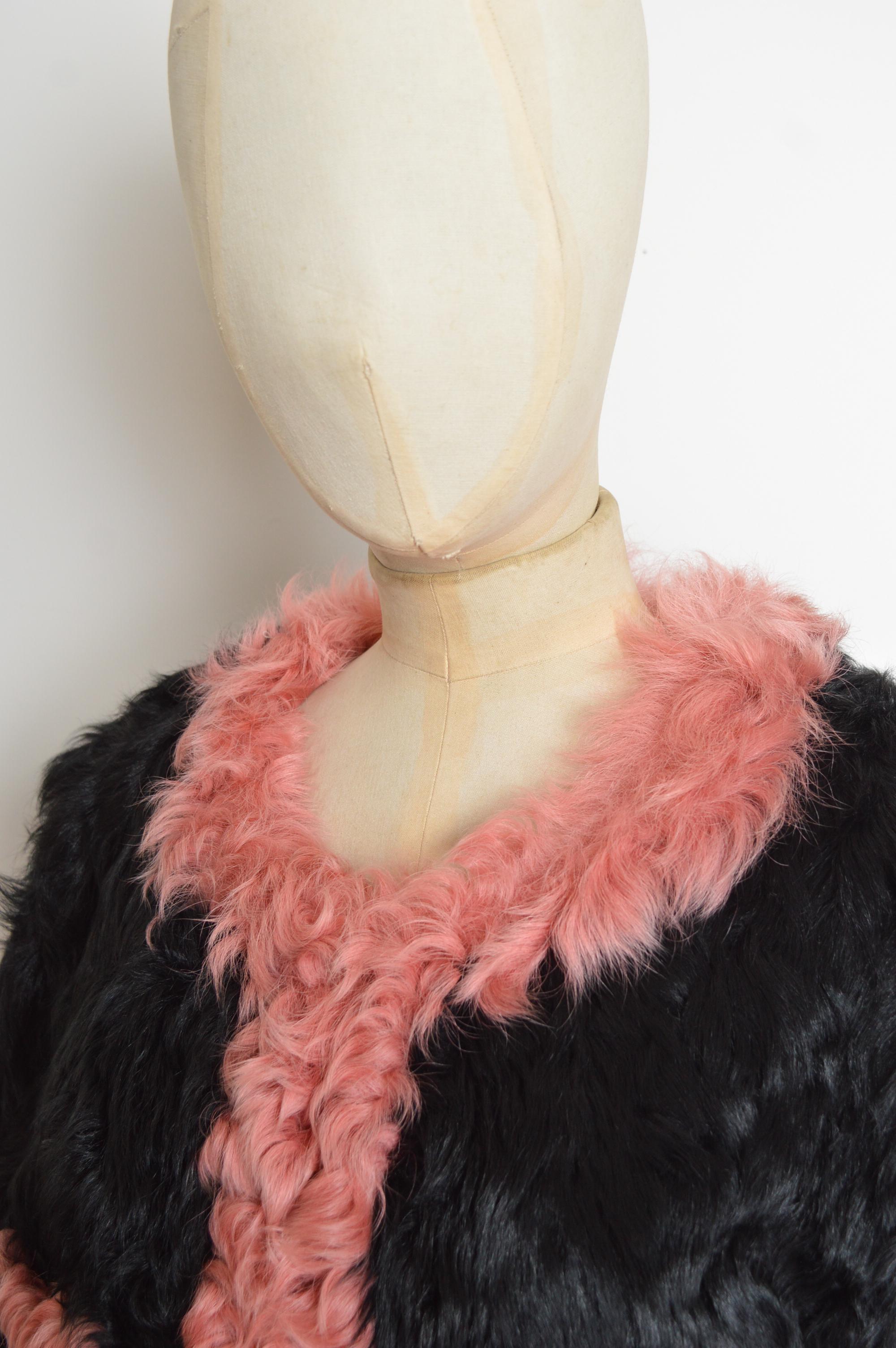 Nero Cappotto invernale in pelliccia di shearling rosa e nero vintage - Giacca bouclé in vendita