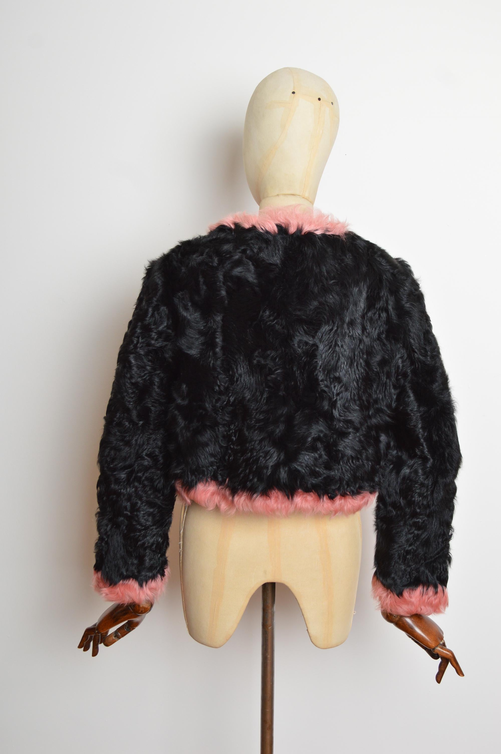 Cappotto invernale in pelliccia di shearling rosa e nero vintage - Giacca bouclé in vendita 1
