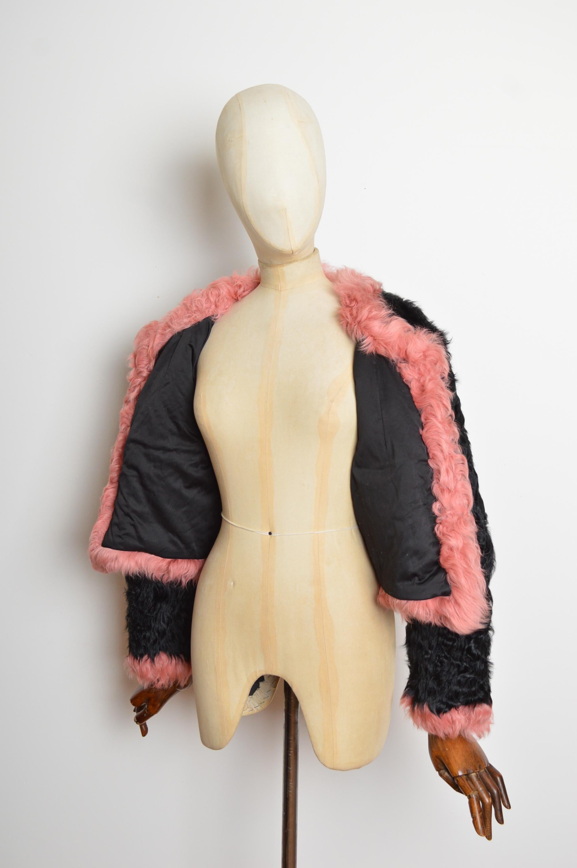 Cappotto invernale in pelliccia di shearling rosa e nero vintage - Giacca bouclé in vendita 2