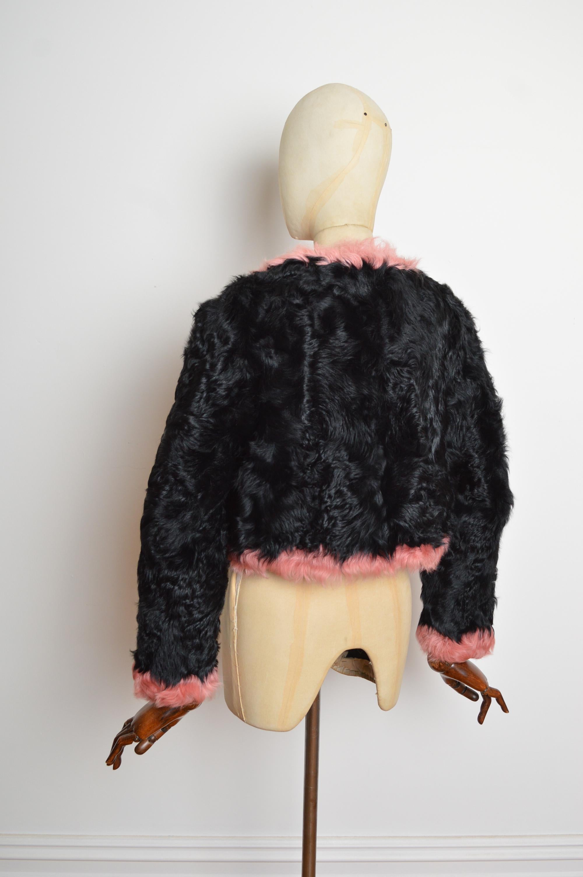 Cappotto invernale in pelliccia di shearling rosa e nero vintage - Giacca bouclé in vendita 3