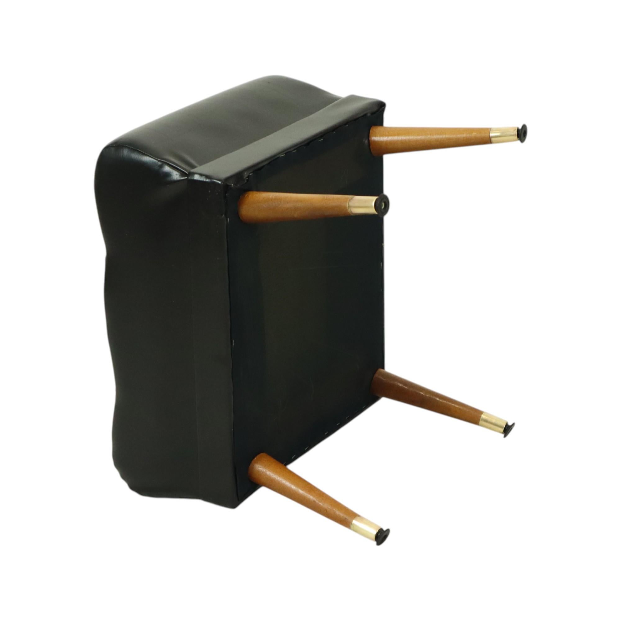 Vintage By Pouf nero con gambe coniche stile Chesterfield Skai in vendita 4