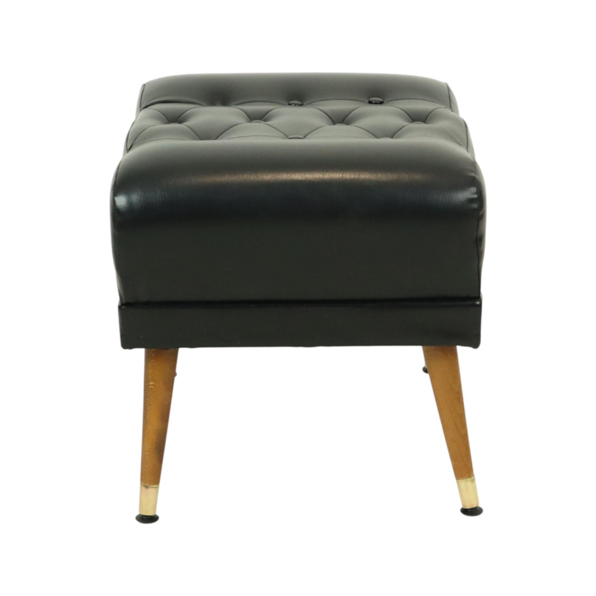 Vintage By Pouf nero con gambe coniche stile Chesterfield Skai In condizioni buone in vendita a Poperinge, BE