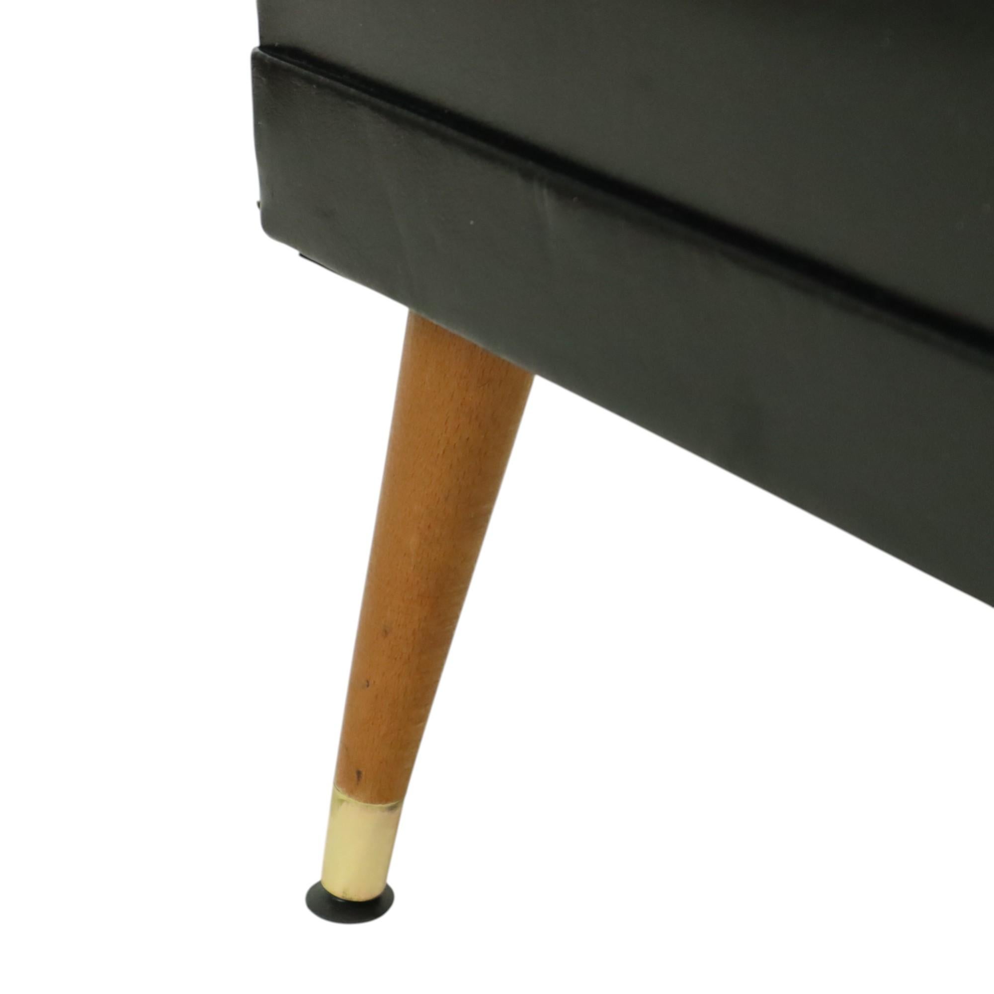Vintage By Pouf nero con gambe coniche stile Chesterfield Skai in vendita 1
