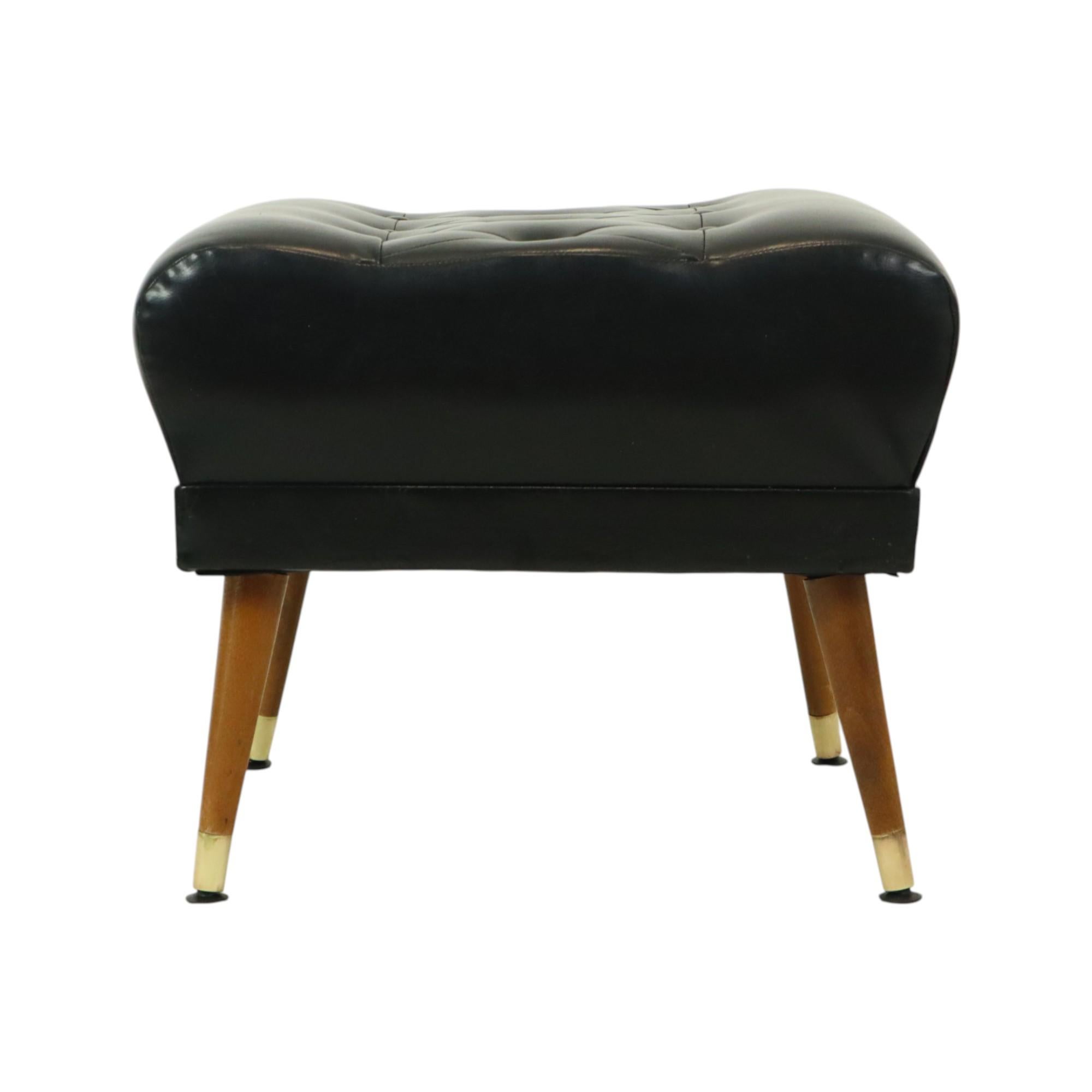 Vintage By Pouf nero con gambe coniche stile Chesterfield Skai in vendita 3