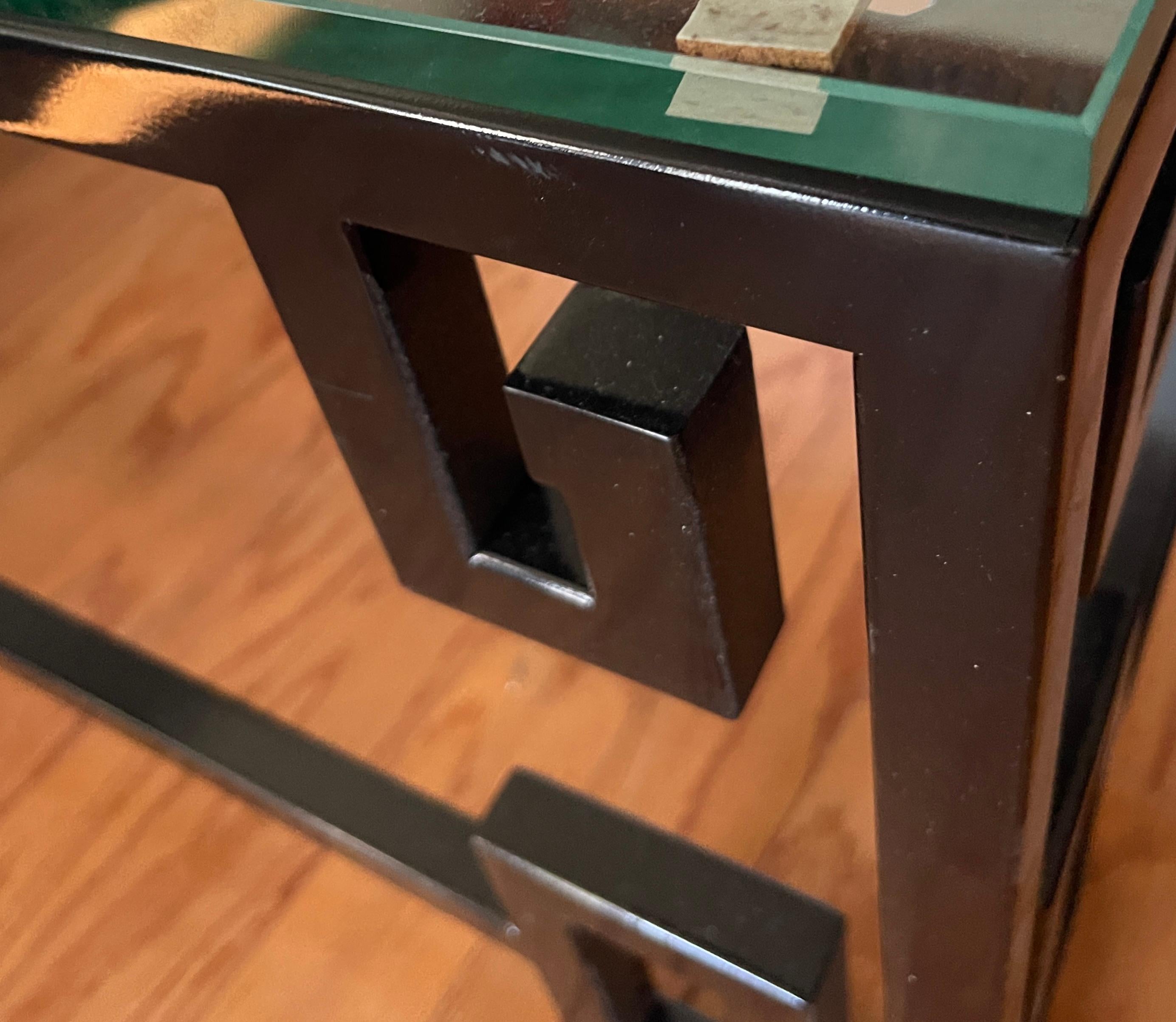 Noir  Table basse en fonte laquée Greek Key Glass Top en vente 2