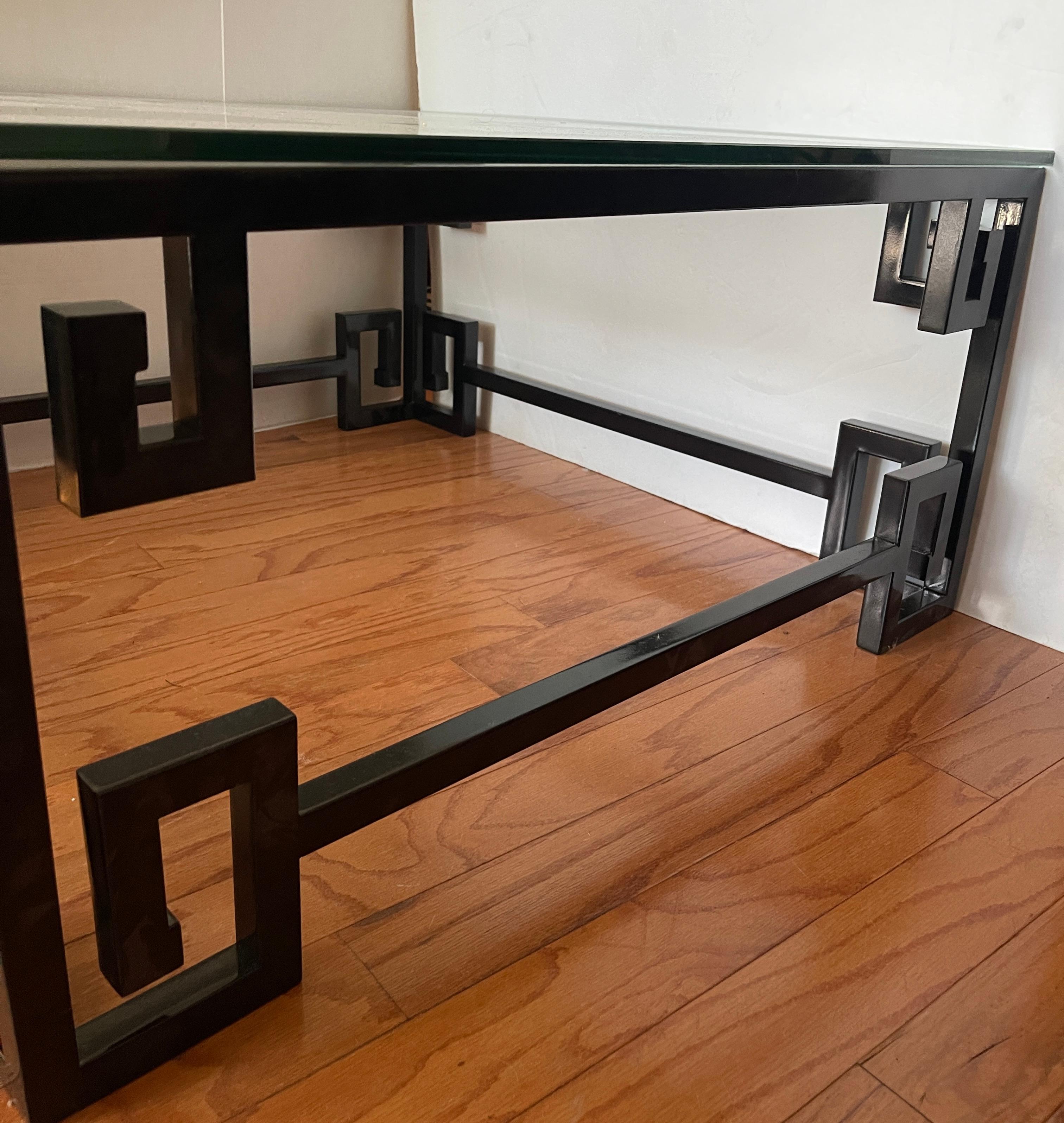 Noir  Table basse en fonte laquée Greek Key Glass Top en vente 4
