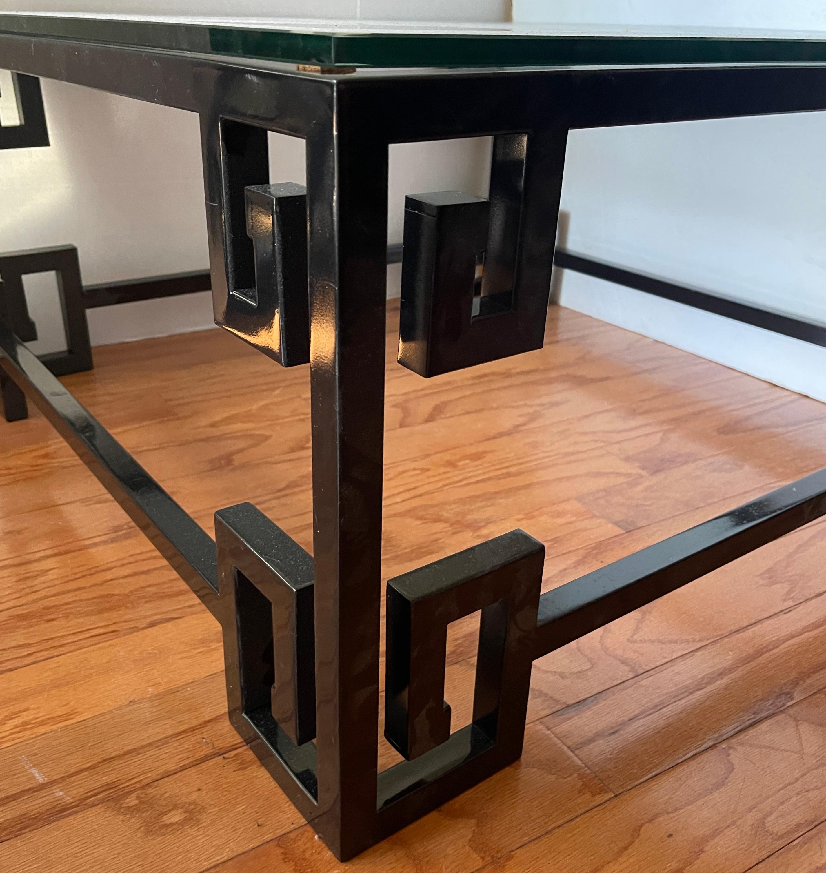 Noir  Table basse en fonte laquée Greek Key Glass Top en vente 5