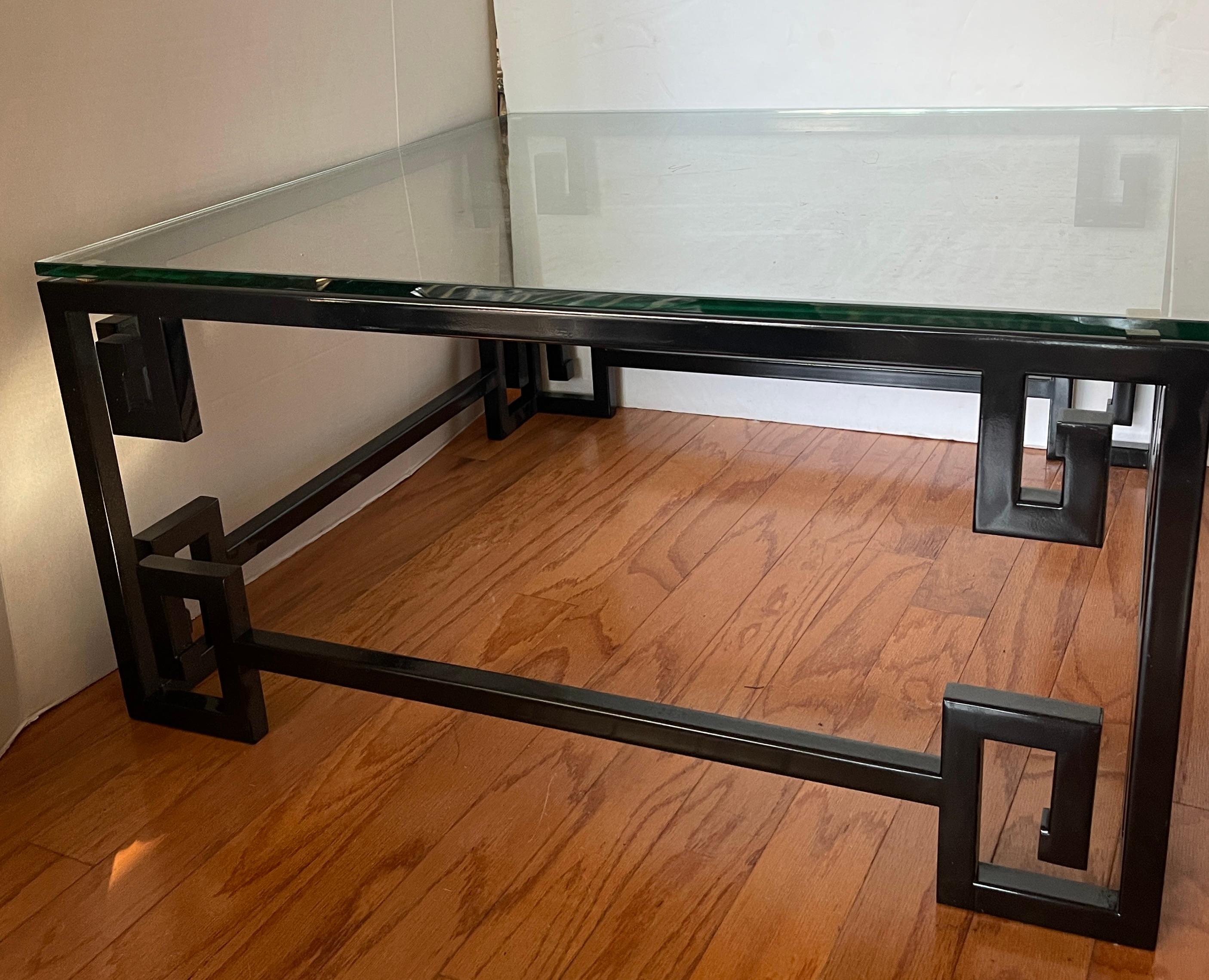 Noir  Table basse en fonte laquée Greek Key Glass Top en vente 6