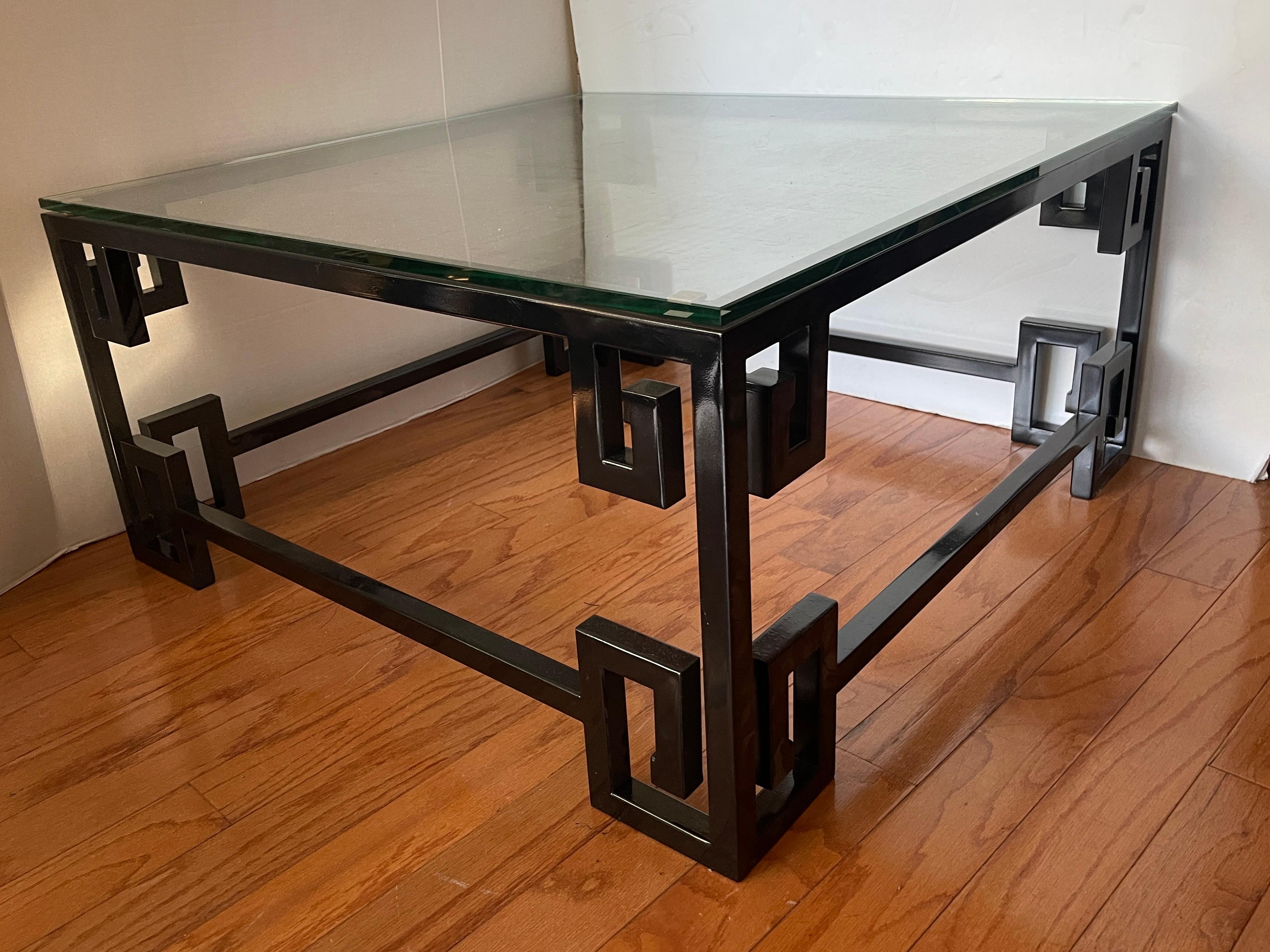 Noir  Table basse en fonte laquée Greek Key Glass Top en vente 7