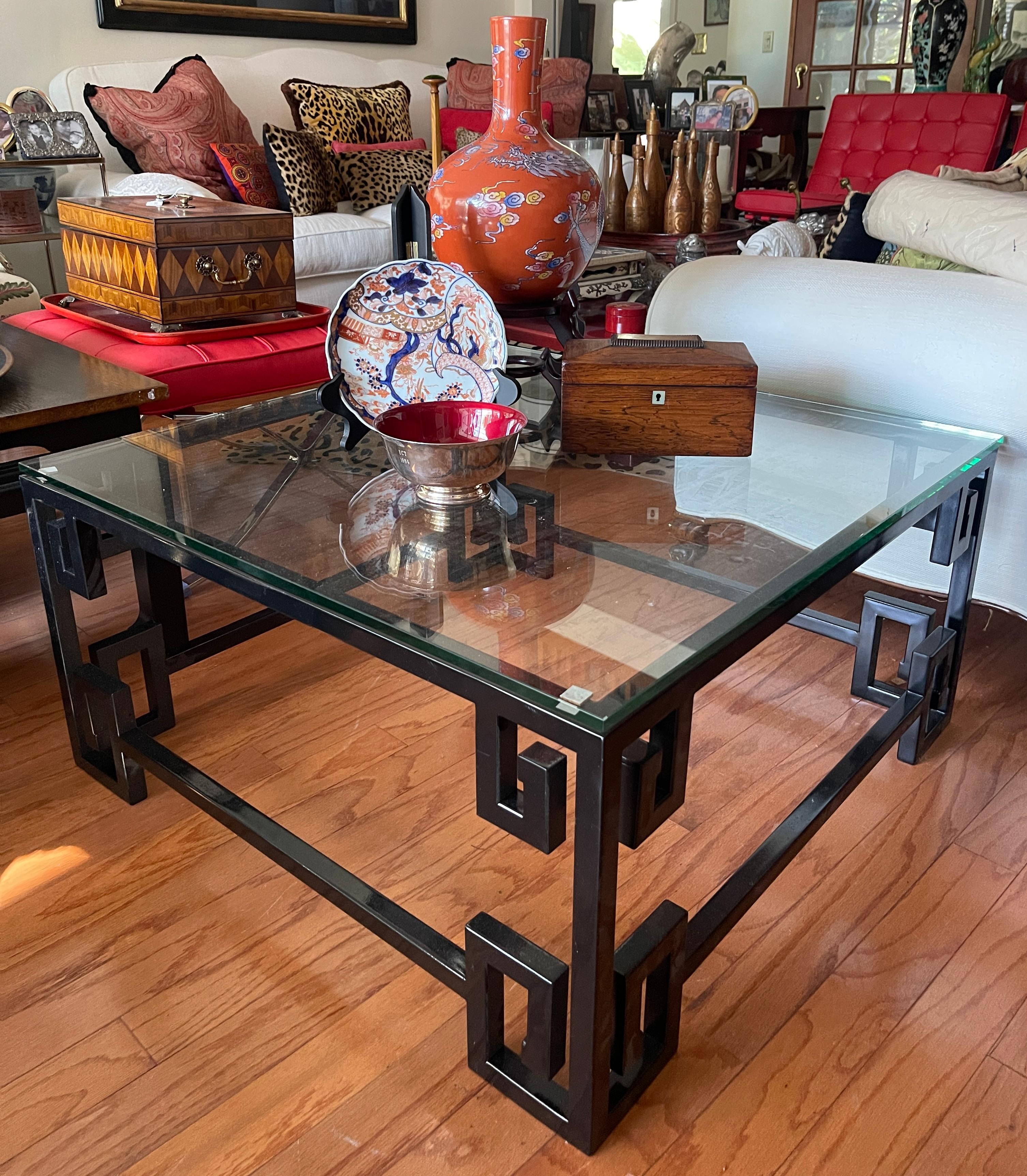 Américain Noir  Table basse en fonte laquée Greek Key Glass Top en vente