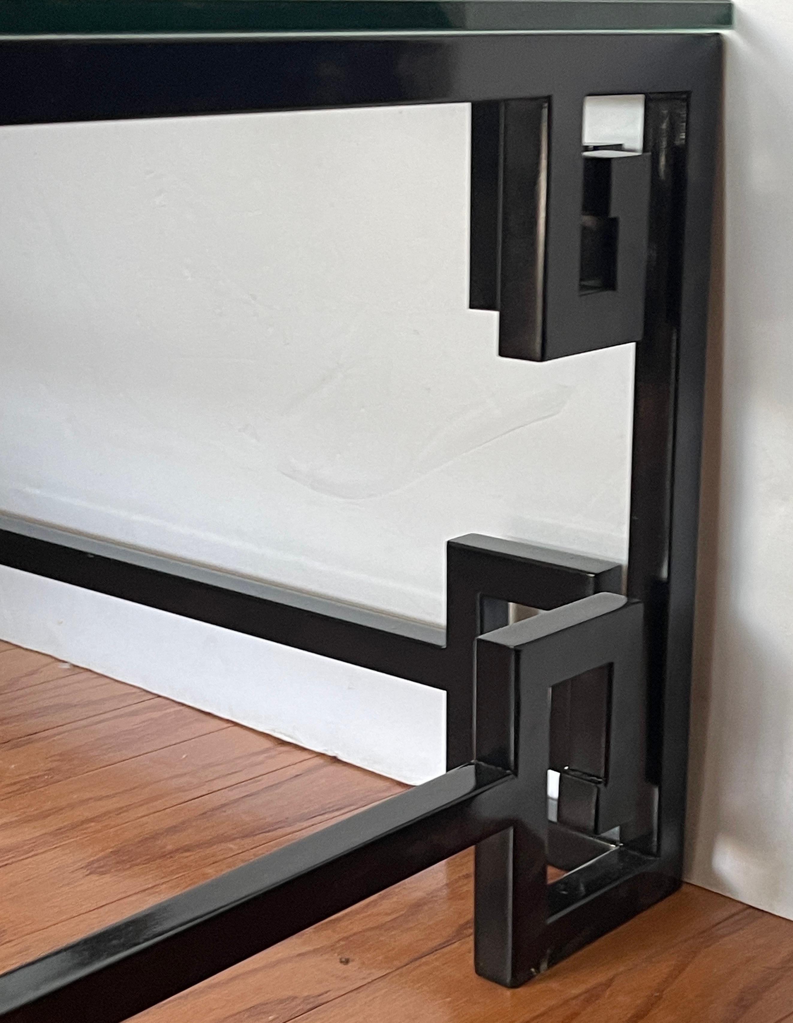 Milieu du XXe siècle Noir  Table basse en fonte laquée Greek Key Glass Top en vente