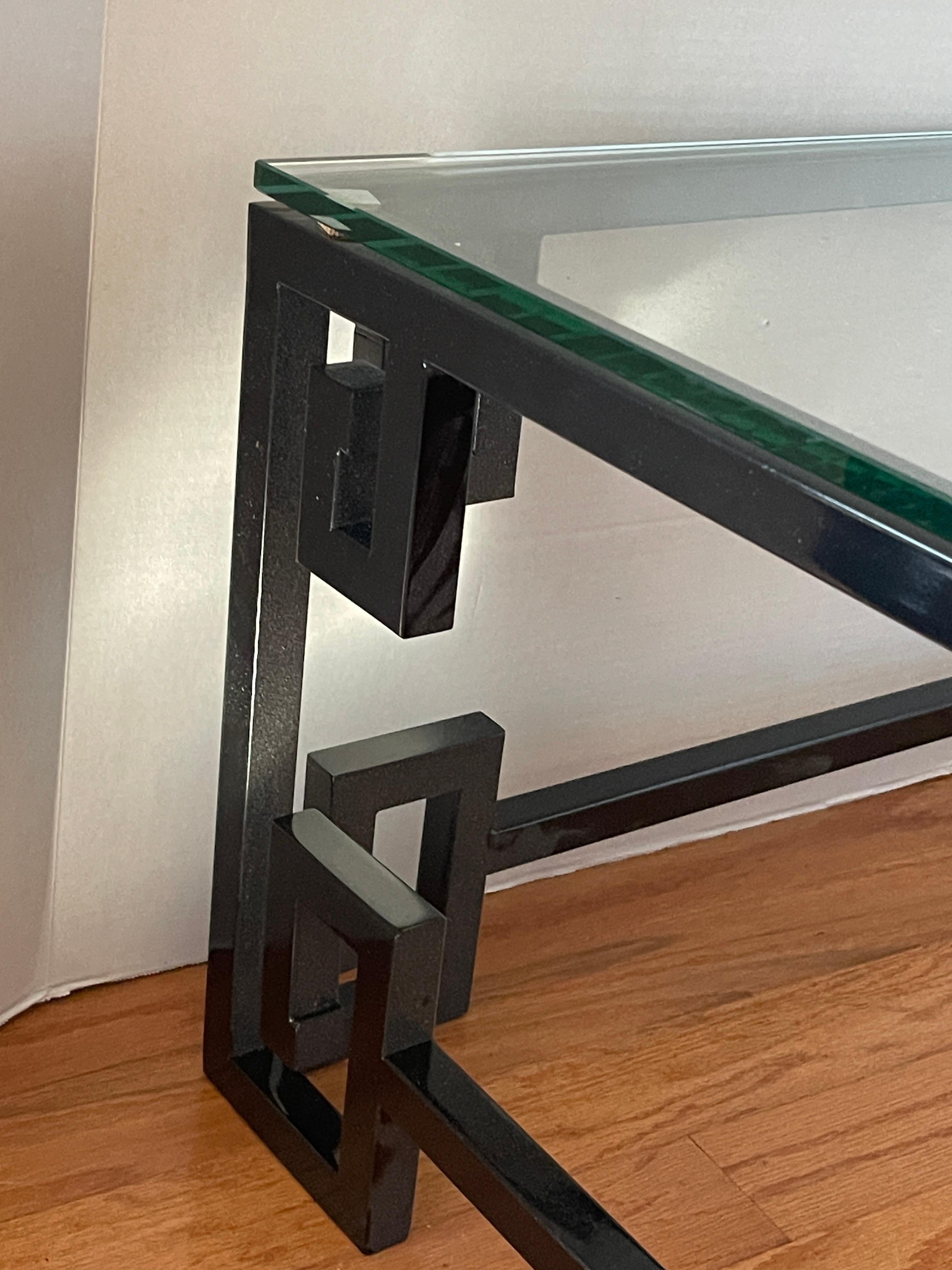 Noir  Table basse en fonte laquée Greek Key Glass Top en vente 1