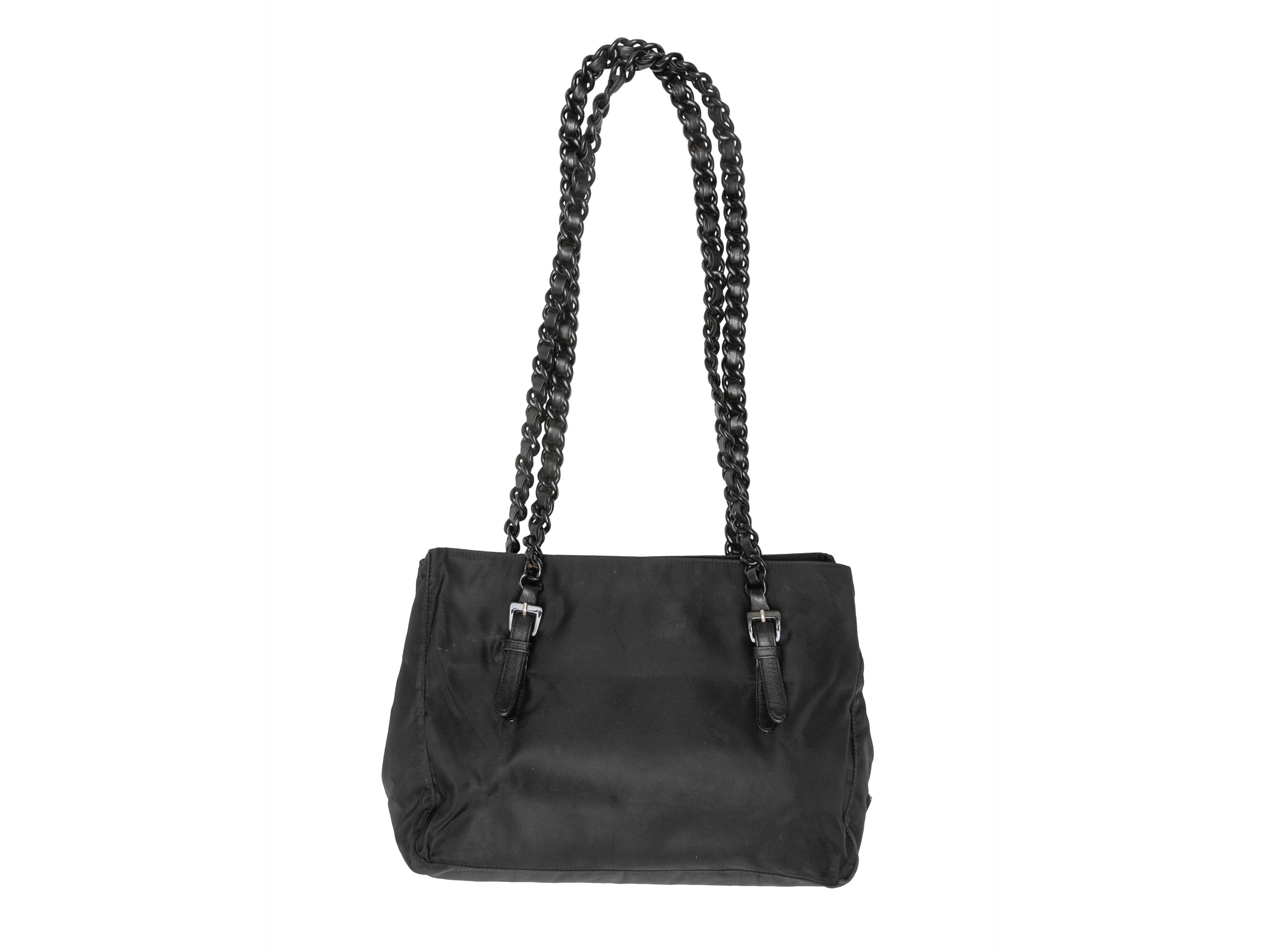 Borsa Prada nera vintage anni '90 in nylon. Questa tote bag ha un corpo in nylon, finiture in argento e doppia tracolla in pelle e acrilico. 13