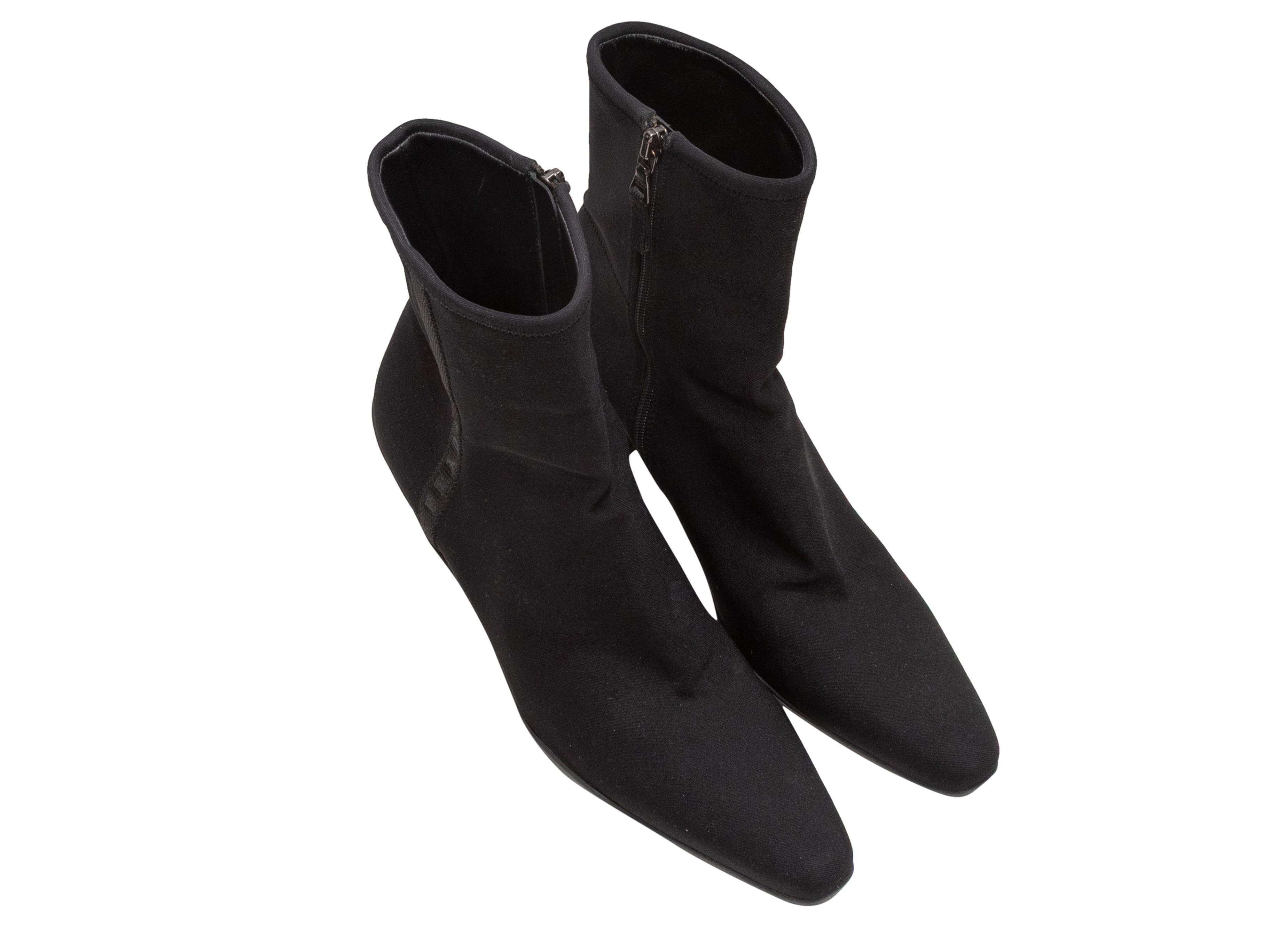 Stivaletti vintage in neoprene nero di Prada. Tacchi a spillo. Chiusura con zip ai lati interni. Altezza del gambo 5,5