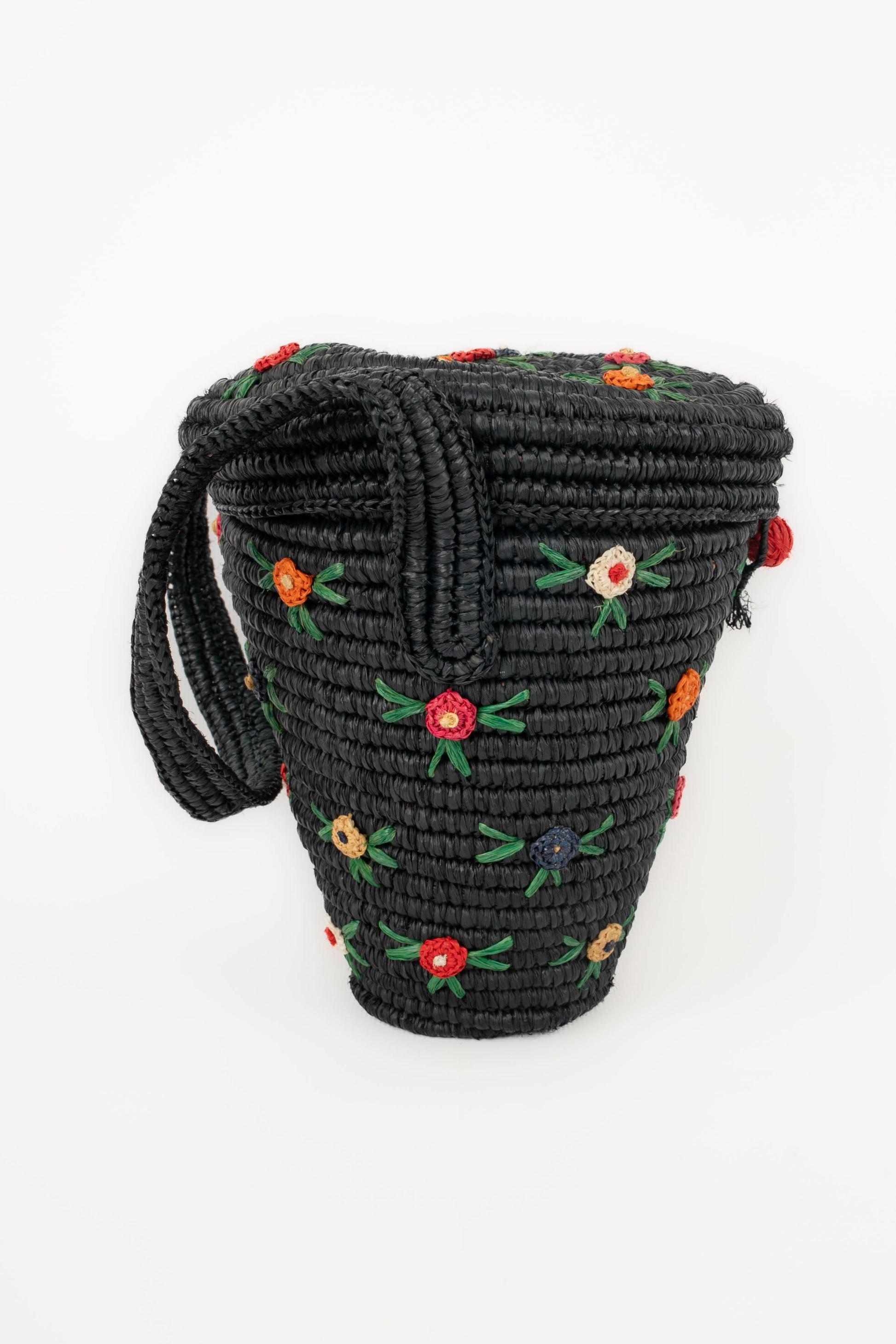 ANONYMOUS - Black raffia bag decorated with multi-colored flowers.

Additional information:
Condition: Good condition
Dimensions: Height : 16 cm - Diamètre max : 16 cm - Diamètre min : 7 cm - Length anse : 50 cm

Seller Reference: S44