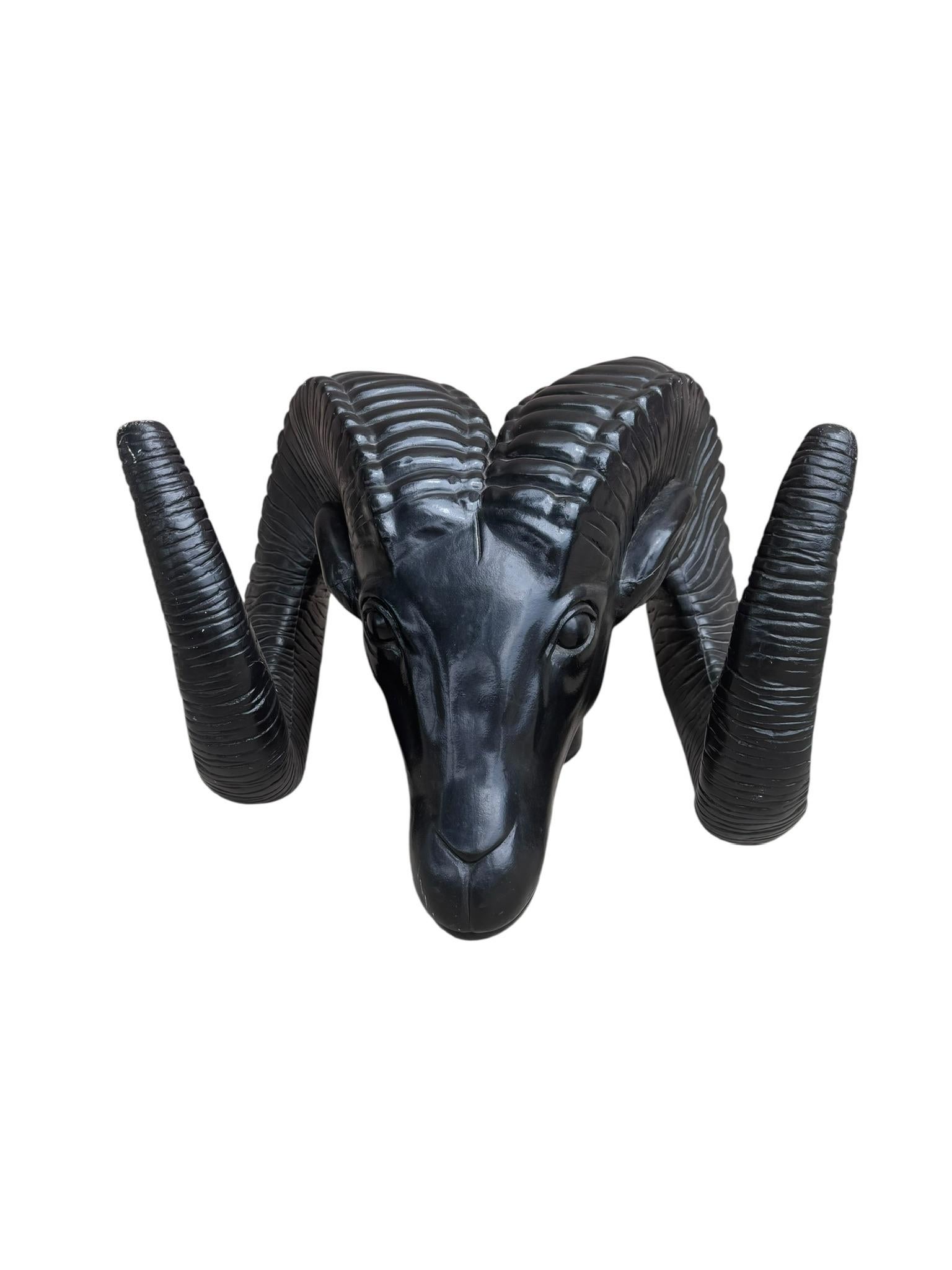 Vintage Schwarzer Widderkopf Skulptur

CIRCA Spätes 20. Jahrhundert 

