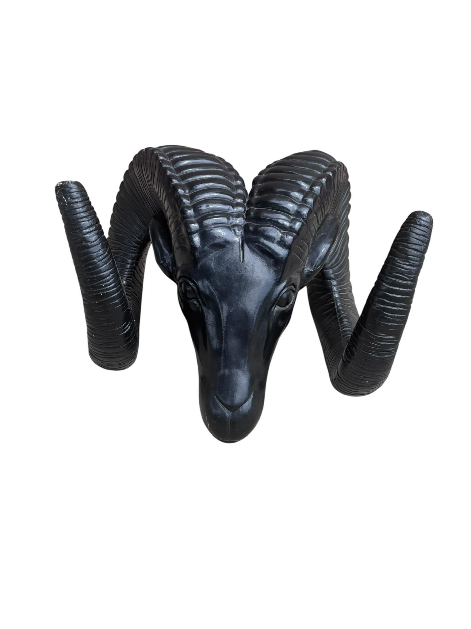 Vintage Schwarzer Widderkopf Skulptur (Postmoderne) im Angebot