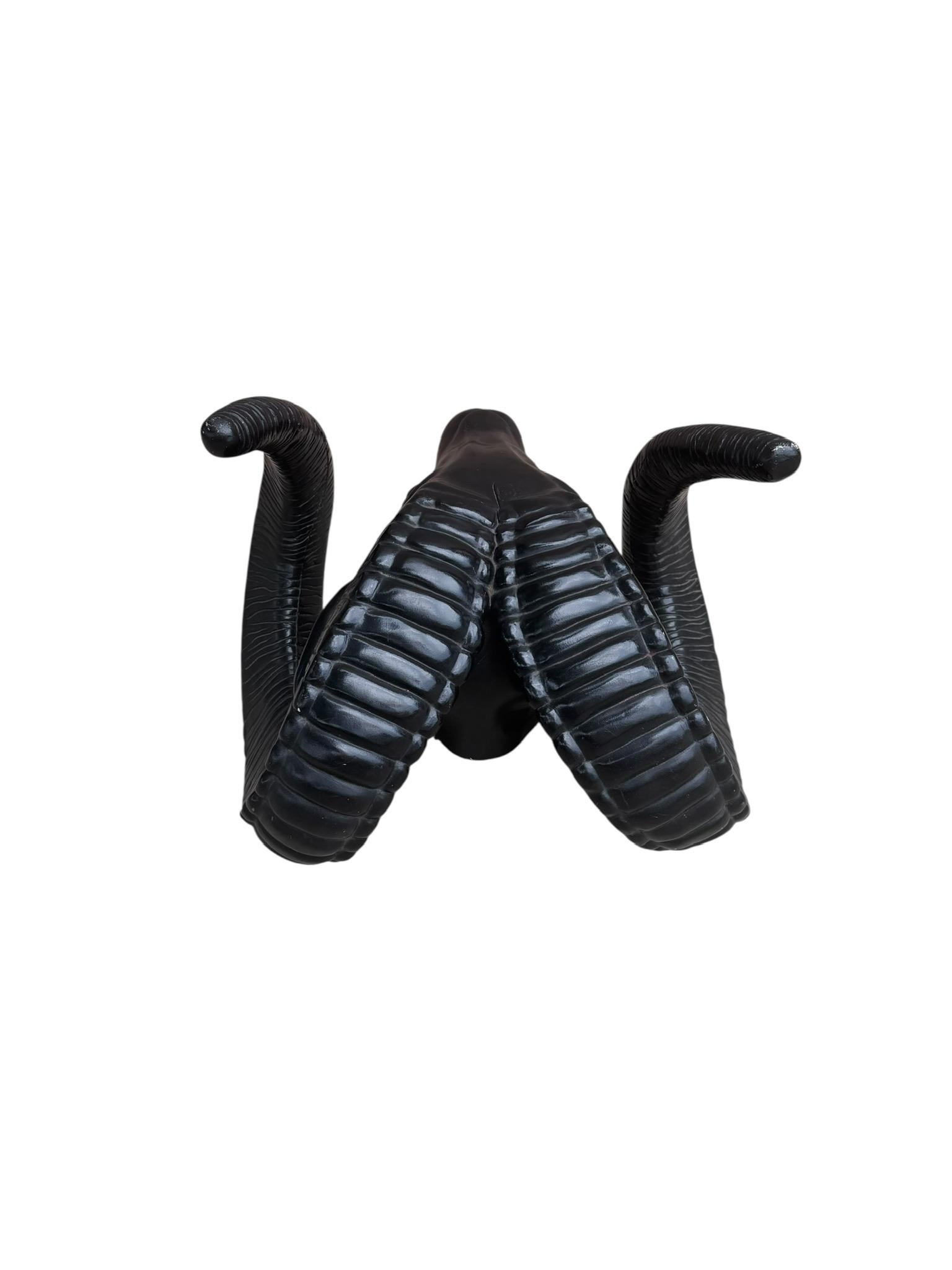 Vintage Schwarzer Widderkopf Skulptur (Unbekannt) im Angebot