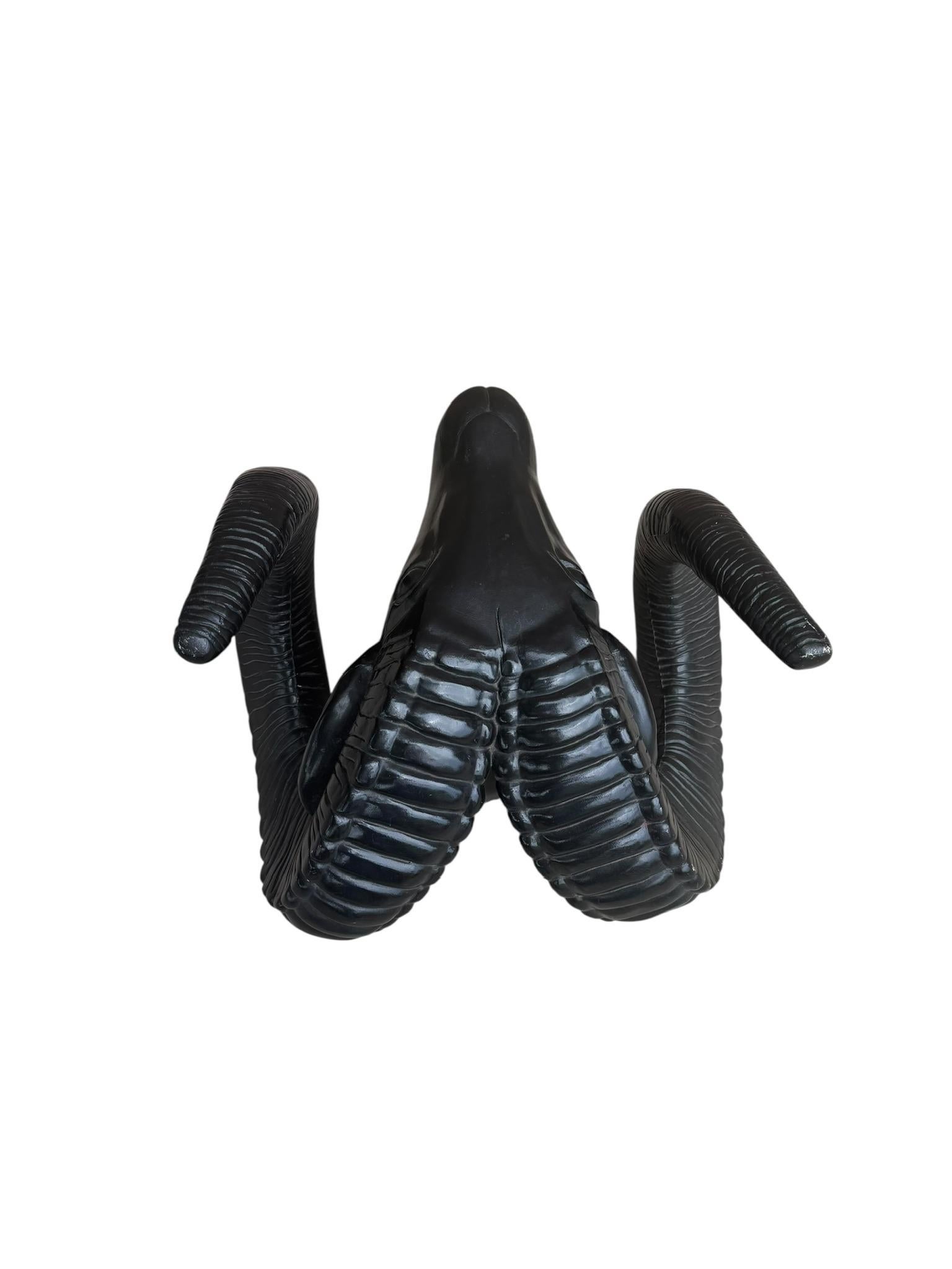 Vintage Schwarzer Widderkopf Skulptur im Zustand „Gut“ im Angebot in Chicago, IL