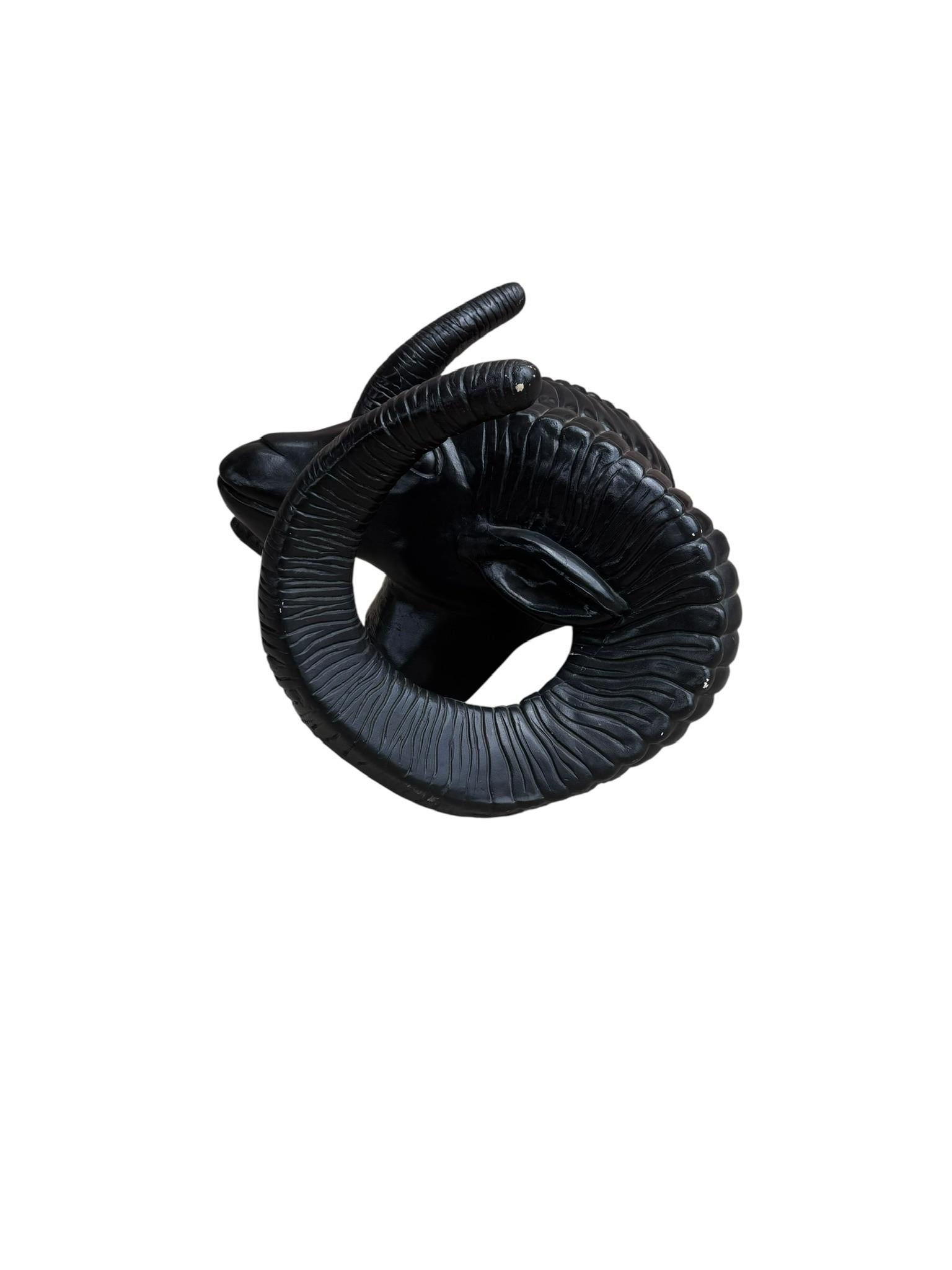 Vintage Schwarzer Widderkopf Skulptur (Acryl) im Angebot