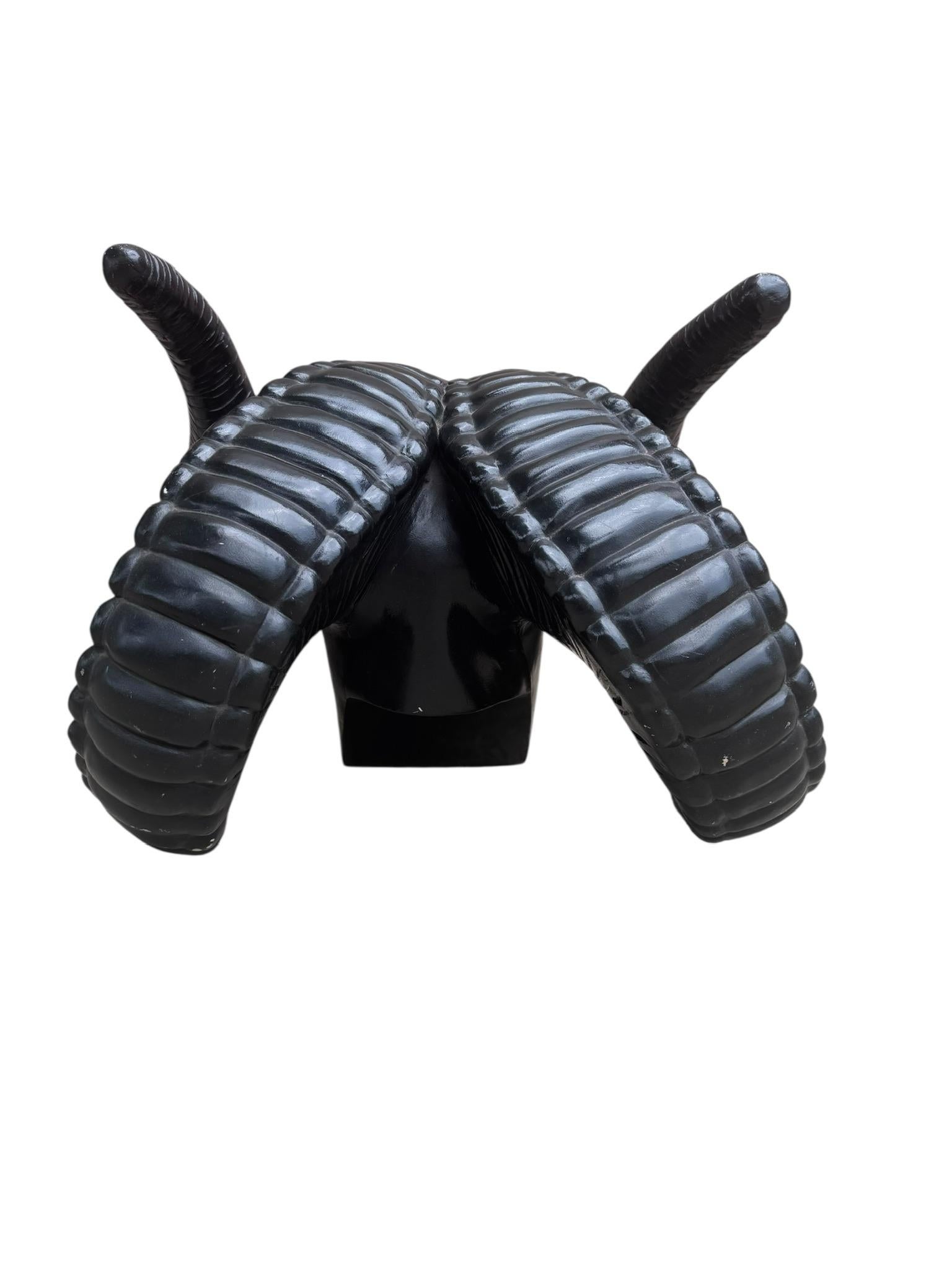 Vintage Schwarzer Widderkopf Skulptur im Angebot 1