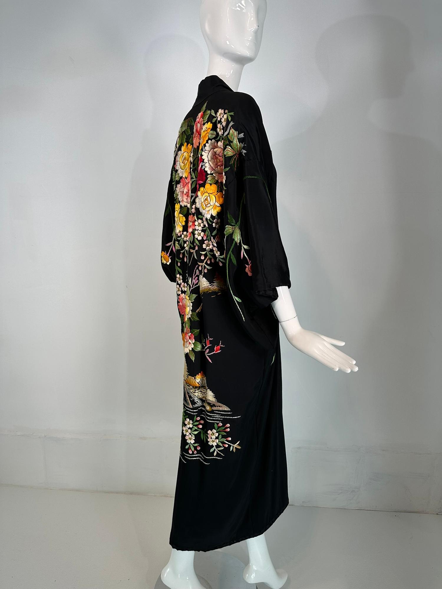 Robe Kimono Vintage en Rayon Noir Fortement Brodé de Fleurs 1930s-40s en vente 7