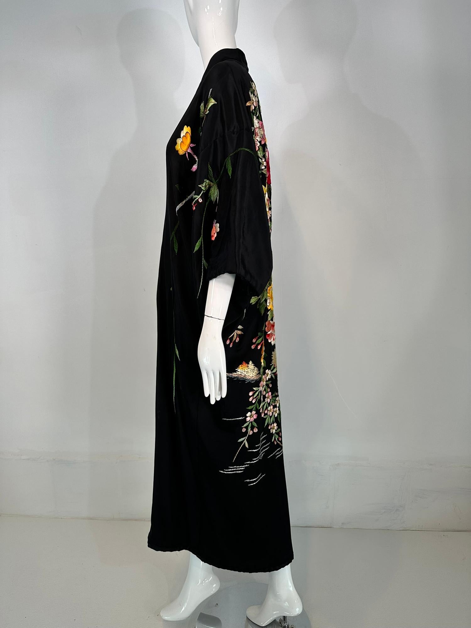 Robe Kimono Vintage en Rayon Noir Fortement Brodé de Fleurs 1930s-40s Pour femmes en vente
