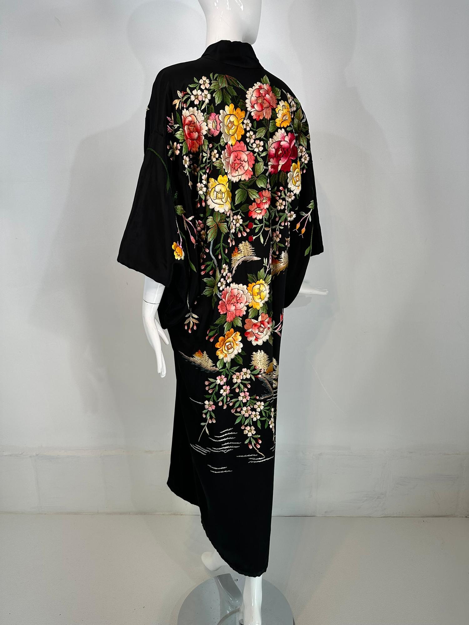 Vintage Schwarz Rayon Stark floral bestickt Kimono Robe 1930s-40s im Angebot 1