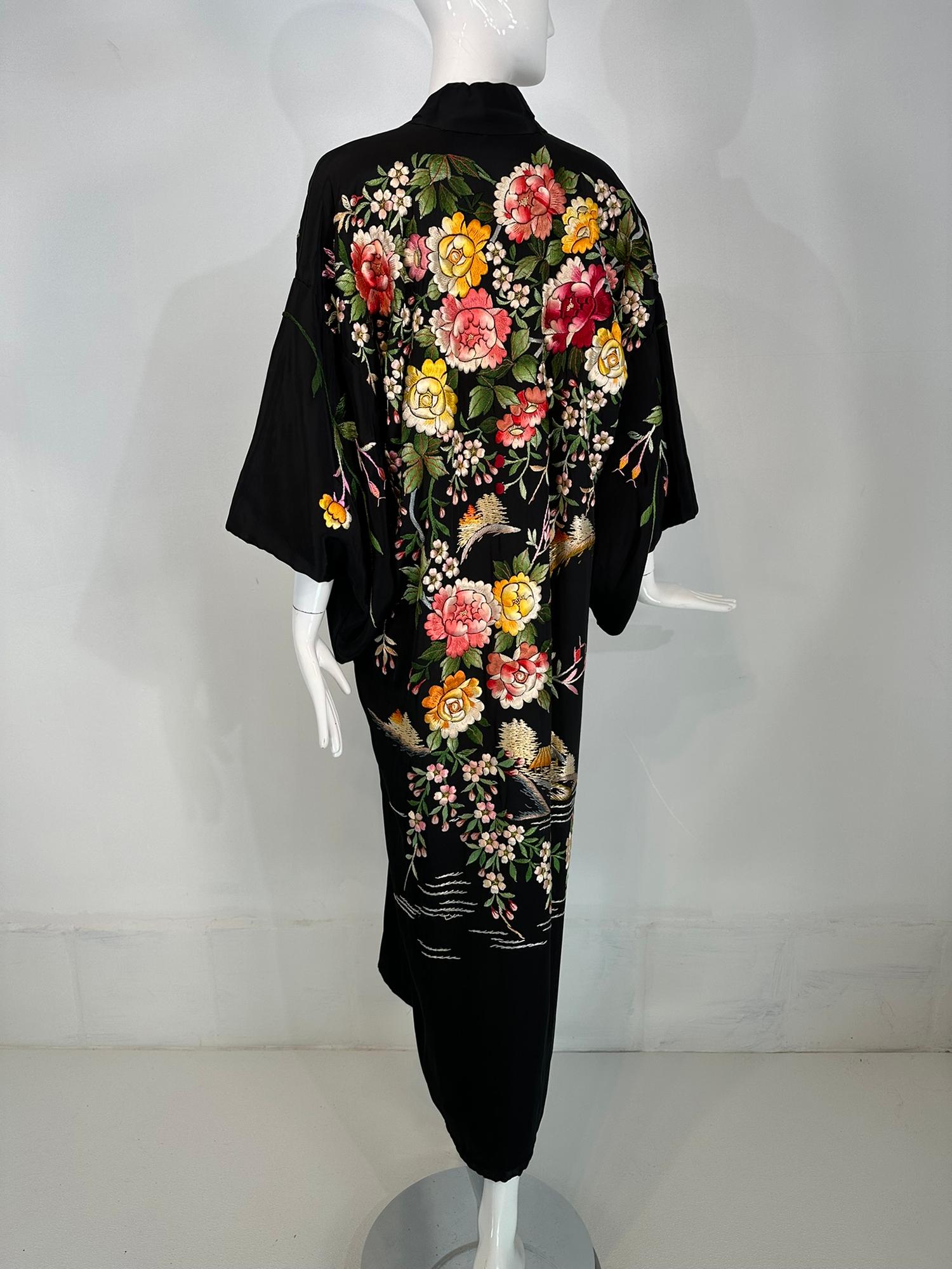 Robe Kimono Vintage en Rayon Noir Fortement Brodé de Fleurs 1930s-40s en vente 2
