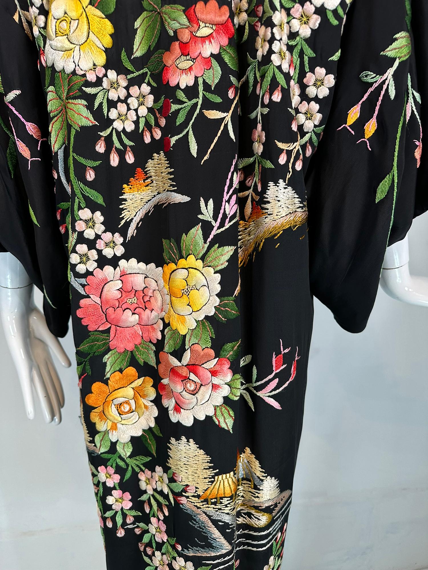 Robe Kimono Vintage en Rayon Noir Fortement Brodé de Fleurs 1930s-40s en vente 4