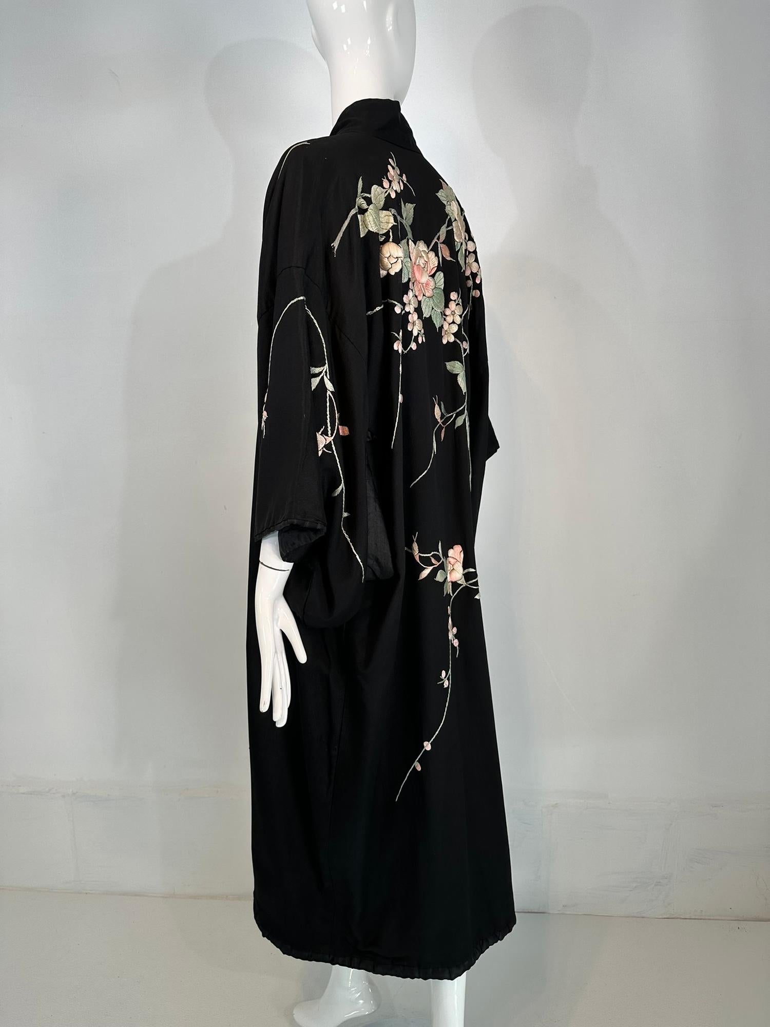 Robe kimono vintage brodée de fleurs pastel en rayonne et soie noire  en vente 1