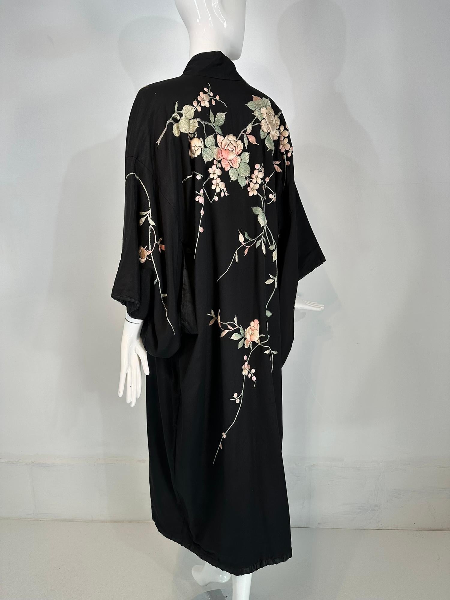 Robe kimono vintage brodée de fleurs pastel en rayonne et soie noire  en vente 2