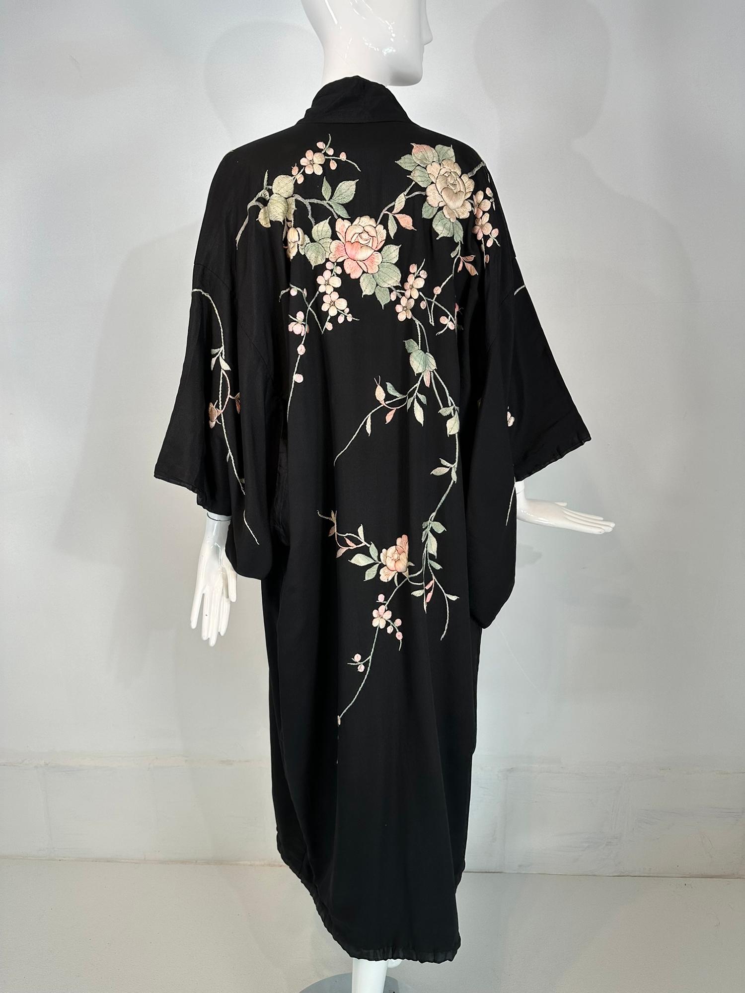 Robe kimono vintage brodée de fleurs pastel en rayonne et soie noire  en vente 3