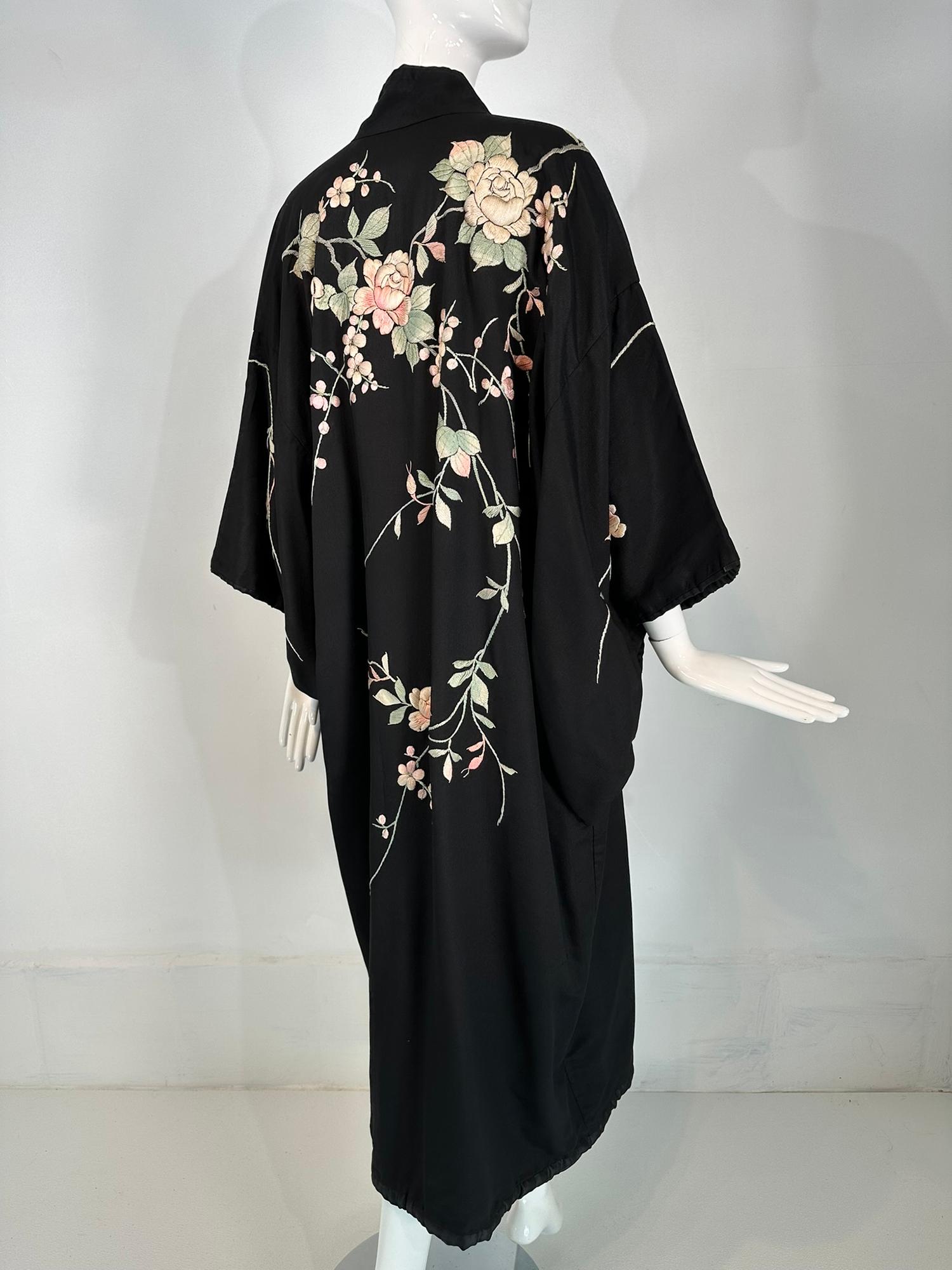 Robe kimono vintage brodée de fleurs pastel en rayonne et soie noire  en vente 5