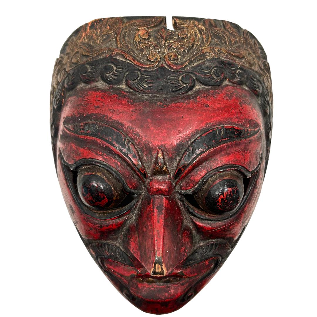 Ce masque de danse noir/rouge vintage de Bali Topeng est une véritable œuvre d'art, sculptée à la main dans du bois par des artistes balinais. La danse Topeng est une forme dramatique de danse indonésienne dans laquelle un ou plusieurs artistes
