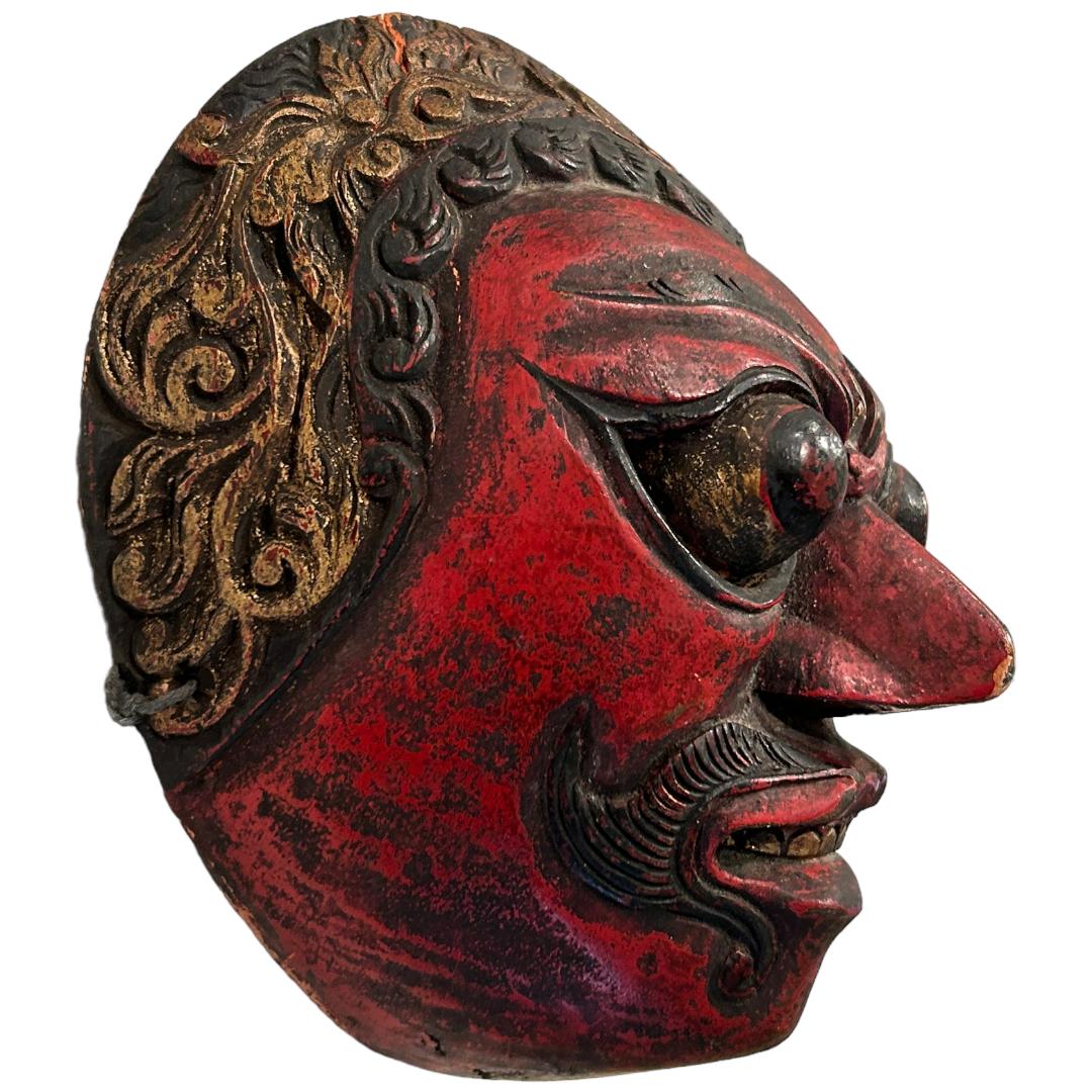 20ième siècle Masque de danse Bali Topeng noir/rouge vintage Indonésie Sculpté à la main par des artistes balinais en vente