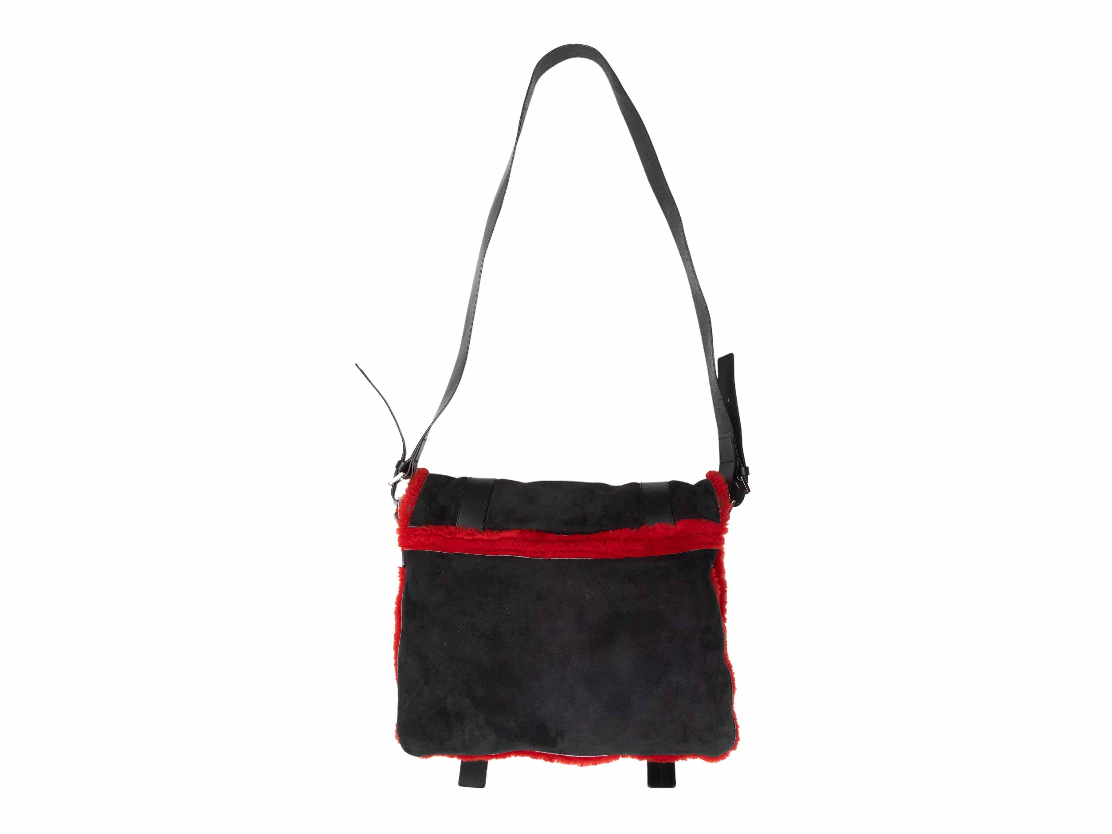 Vintage Schwarz & Rot Bottega Veneta Shearling Umhängetasche. Diese Umhängetasche hat einen Körper aus Shearling, Lederbesätze, silberfarbene Beschläge, einen einzelnen flachen Schulterriemen und zwei Schnallenverschlüsse. 14