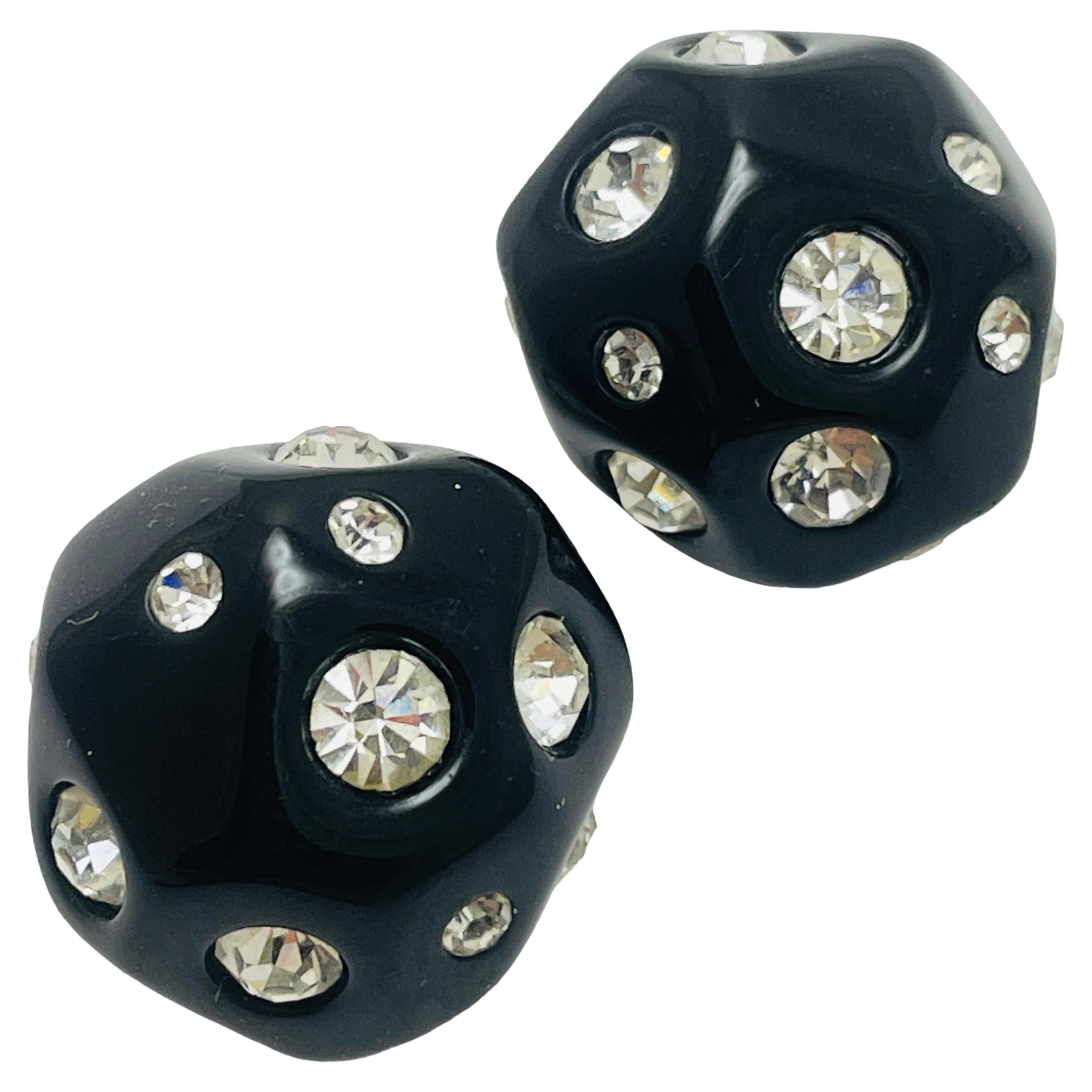 Pendientes vintage de resina negra en tono dorado con brillantitos de diseño de clip