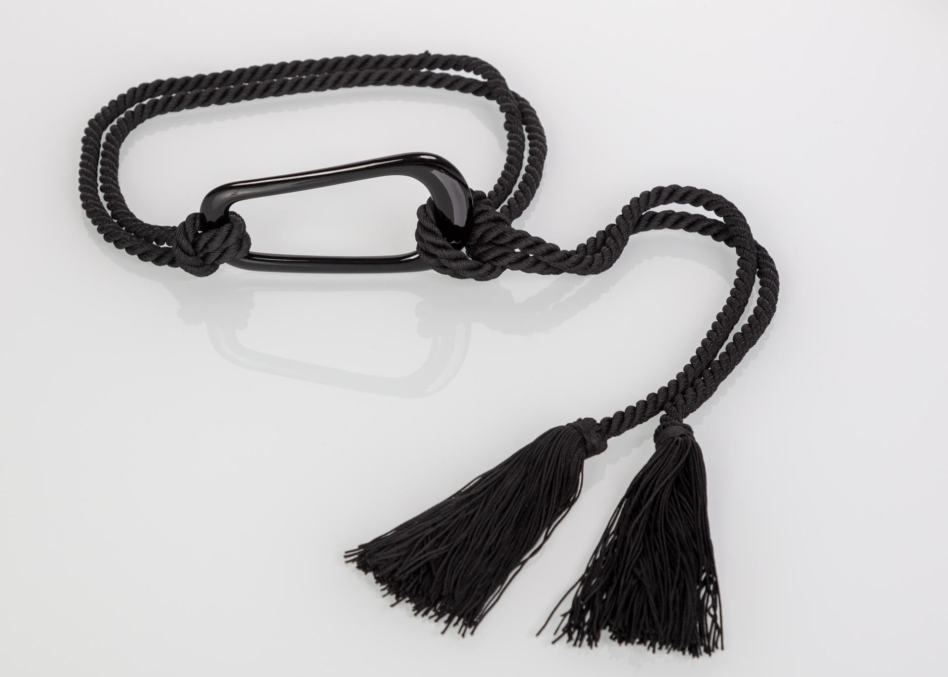 Ceinture à pompon non étiquetée Yves Saint Laurent avec grande boucle en plastique.
Taille unique.
