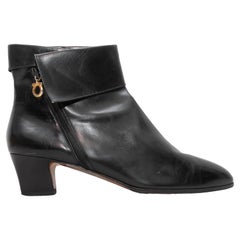 Schwarze Salvatore Ferragamo Foldover-Stiefeletten im Vintage-Stil Größe 9,5