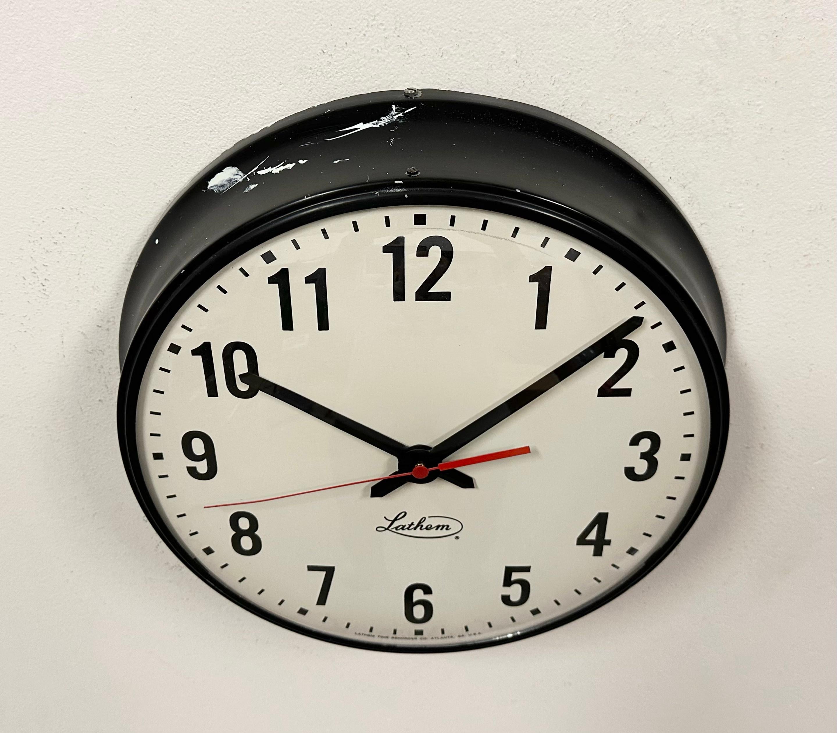 Fin du 20e siècle Horloge murale d'école noire vintage de Lathem, années 1980