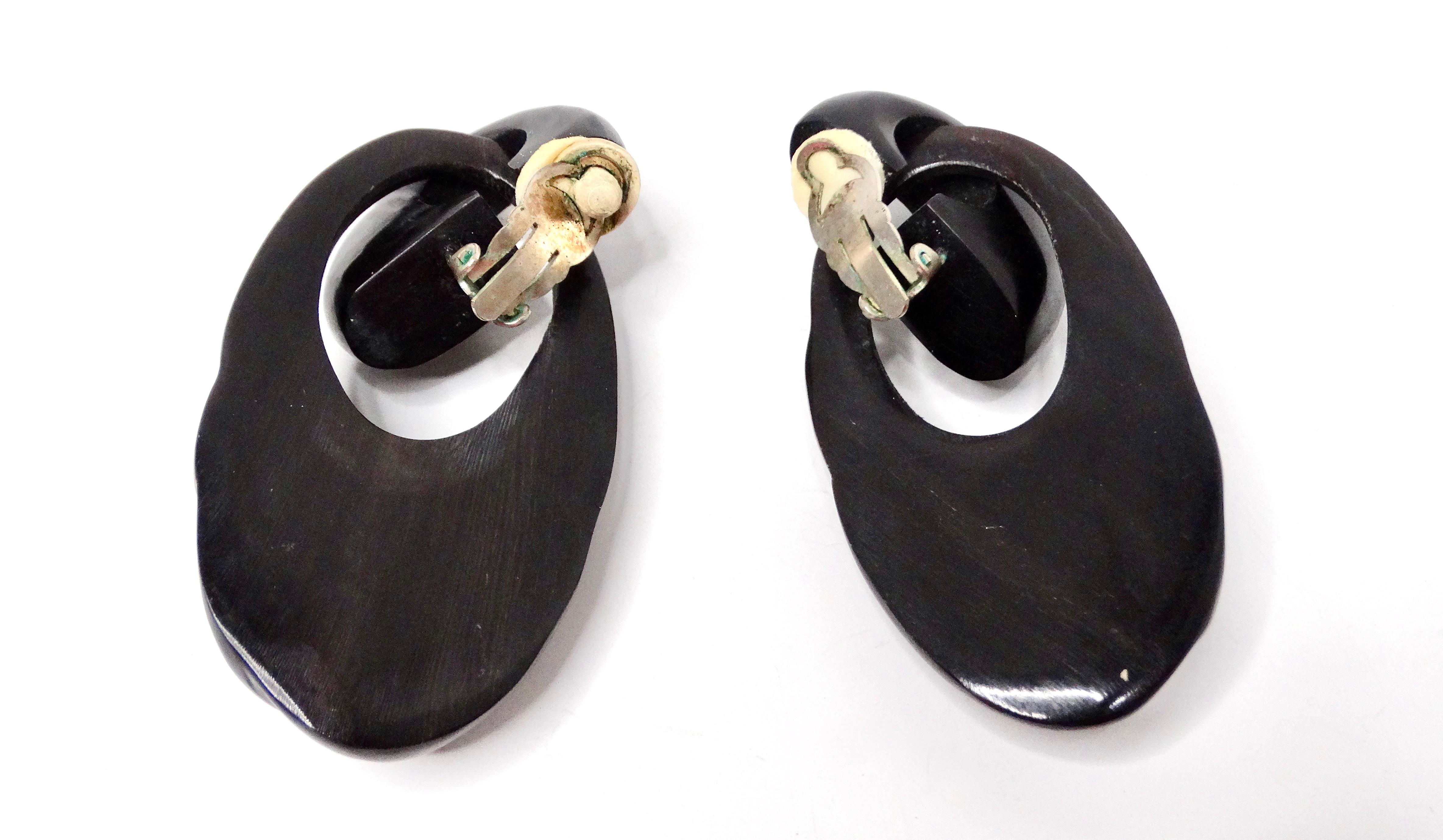 Schwarze skulpturale Vintage-Ohrclips aus Zelluloid im Door-Knocker-Stil im Zustand „Gut“ im Angebot in Scottsdale, AZ