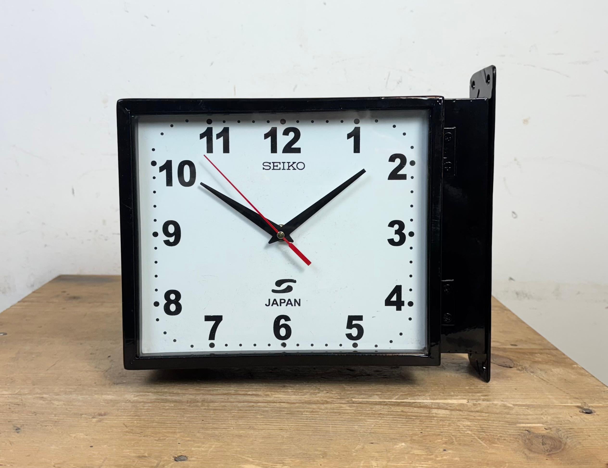 Reloj de pared marítimo rectangular industrial vintage fabricado por SEIKO en Japón durante la década de 1970. Estos relojes se utilizaban en grandes petroleros y cargueros. Presenta un cuerpo metálico negro, diales metálicos y tapas de cristal
