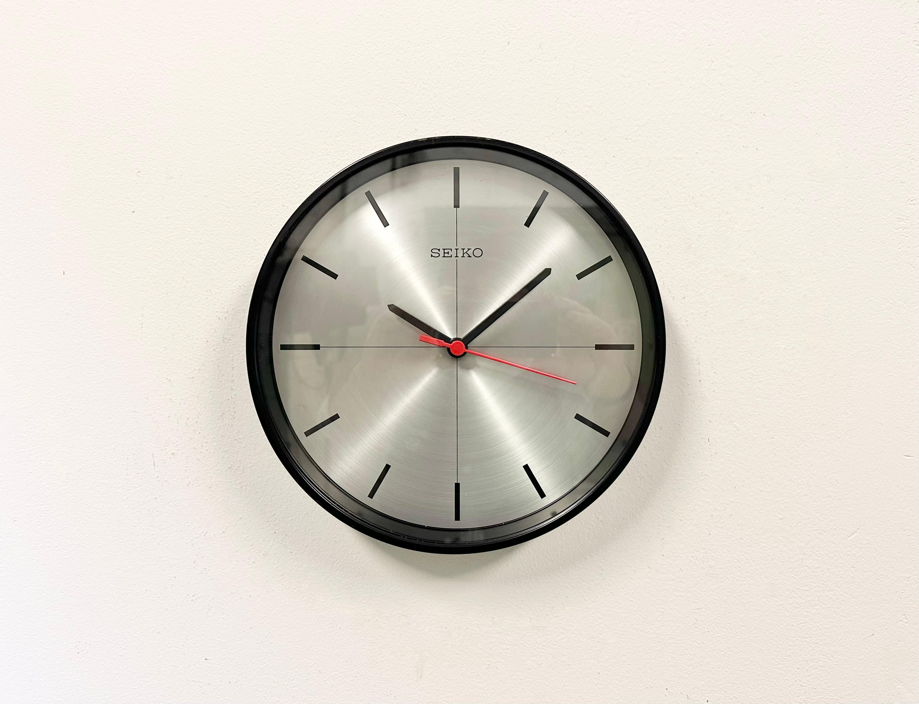 Horloge vintage Seiko pour esclaves de la marine, conçue et produite au Japon dans les années 1990. Ces horloges étaient utilisées sur les grands pétroliers et cargos japonais. Il se compose d'un cadre en métal noir, d'un cadran en métal argenté et