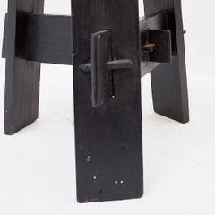 Taburete trípode de madera teñida de negro, de estilo vintage, con uniones de espiga