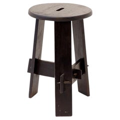 Taburete trípode de madera teñida de negro, de estilo vintage, con uniones de espiga