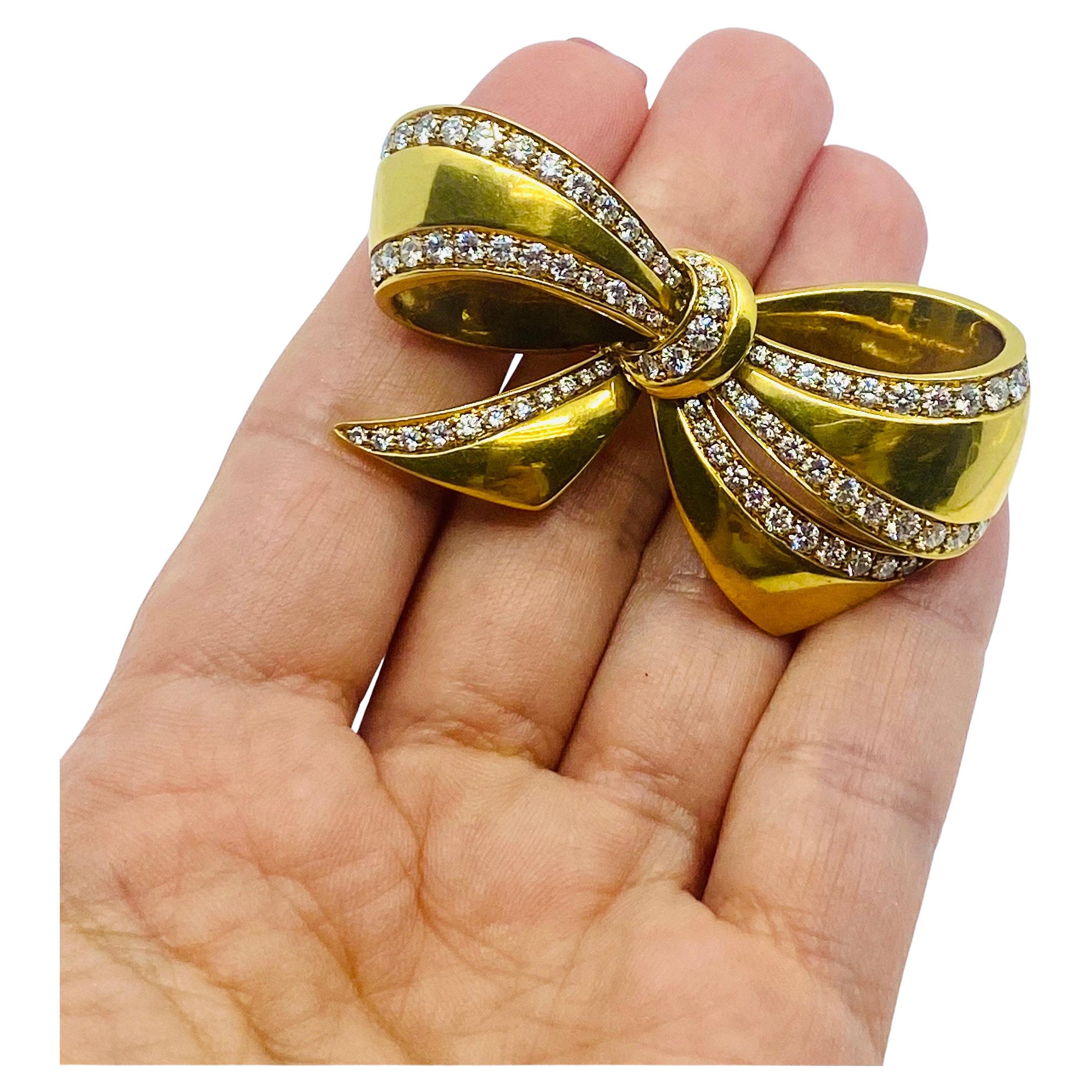 An elegant 18k gold diamond bow brooch by Black, Starr & Frost. This classic piece was crafted with a focus on balanced proportions, which resulted in the brooch’s graceful lines and chic appearance. The bow is made of polished gold, with the edges