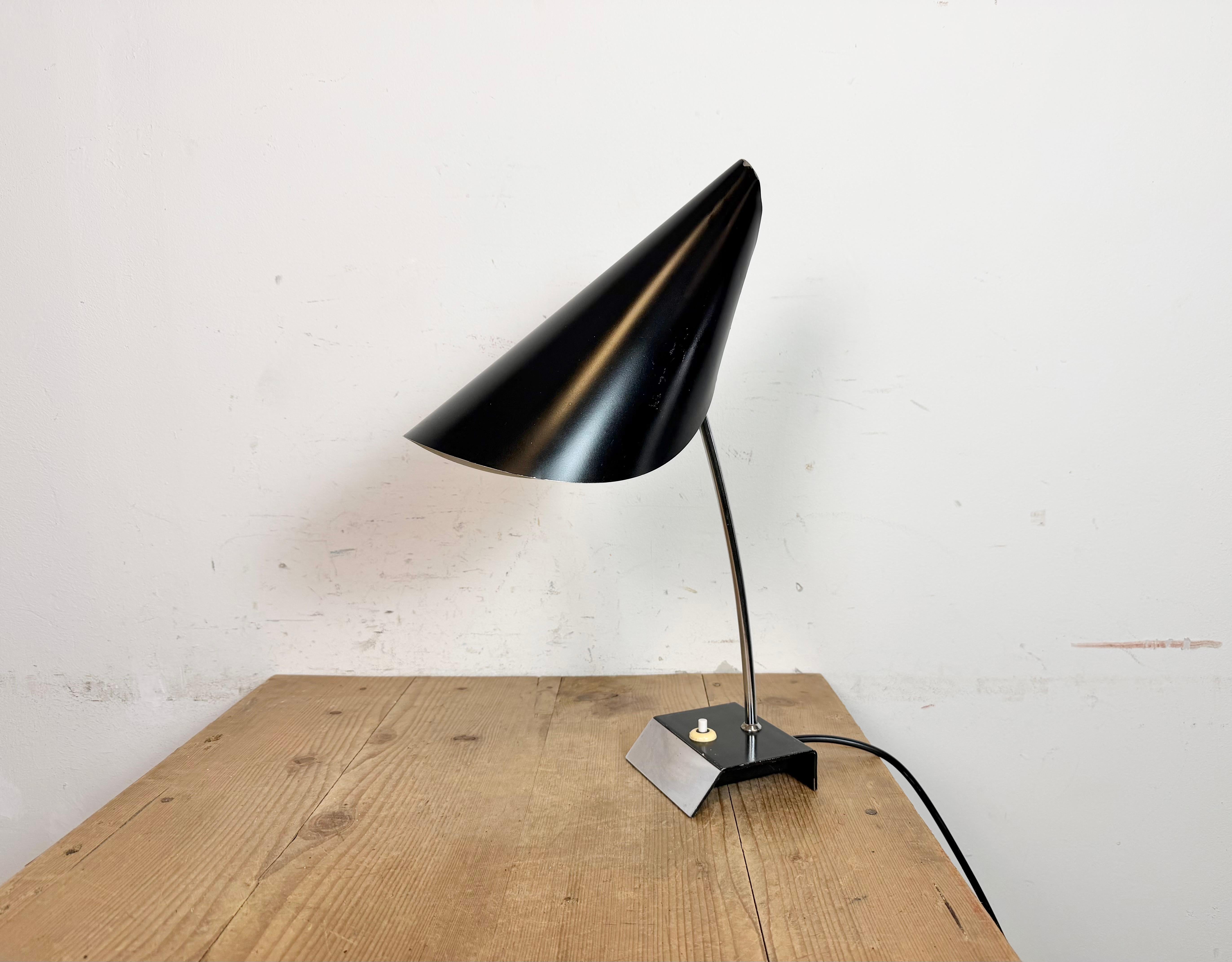 Lampe de table noire iconique du milieu du siècle dernier appelée 