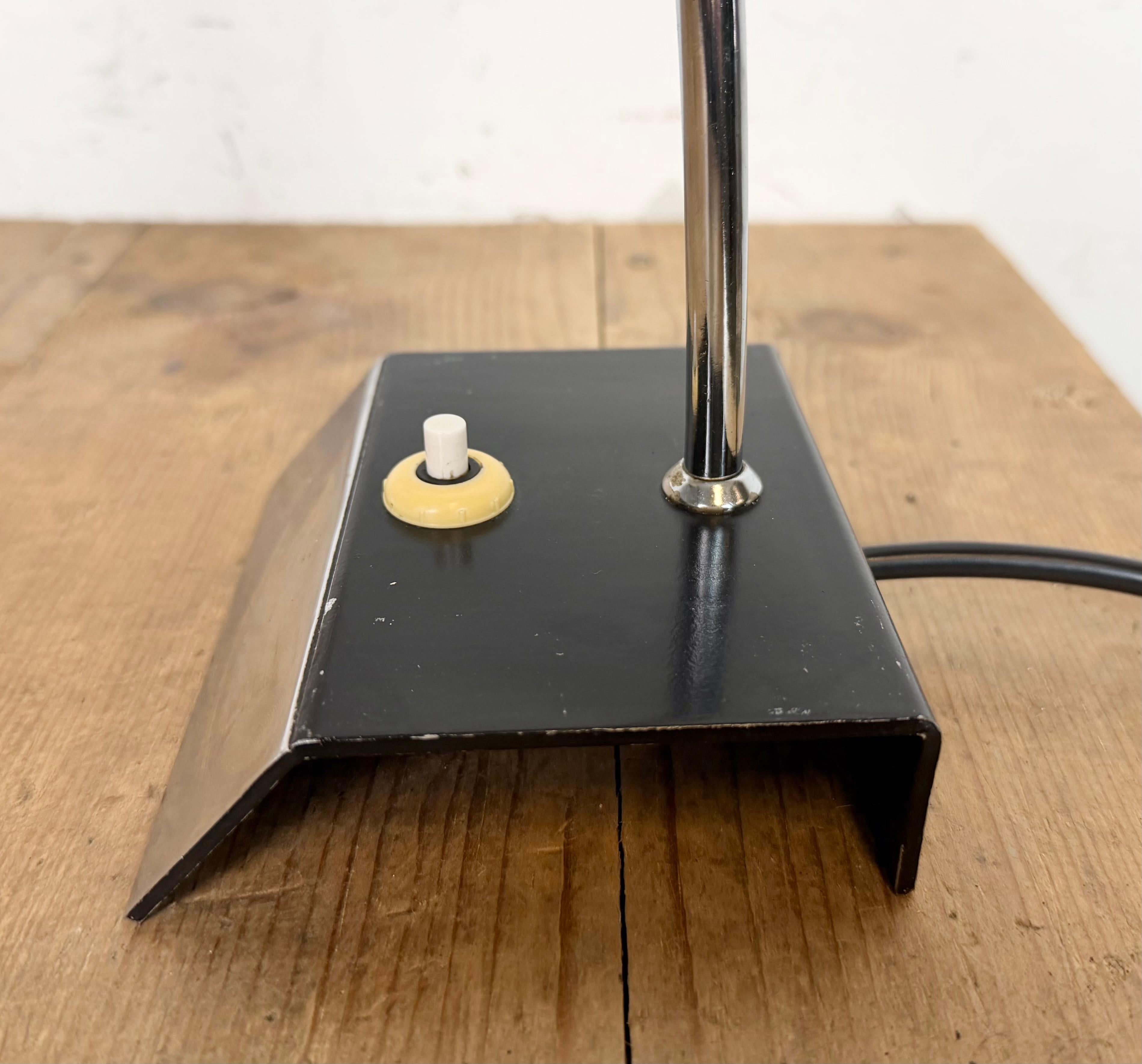 Lampe à poser vintage noire par Josef Hůrka pour Napako, 1960s Bon état - En vente à Kojetice, CZ